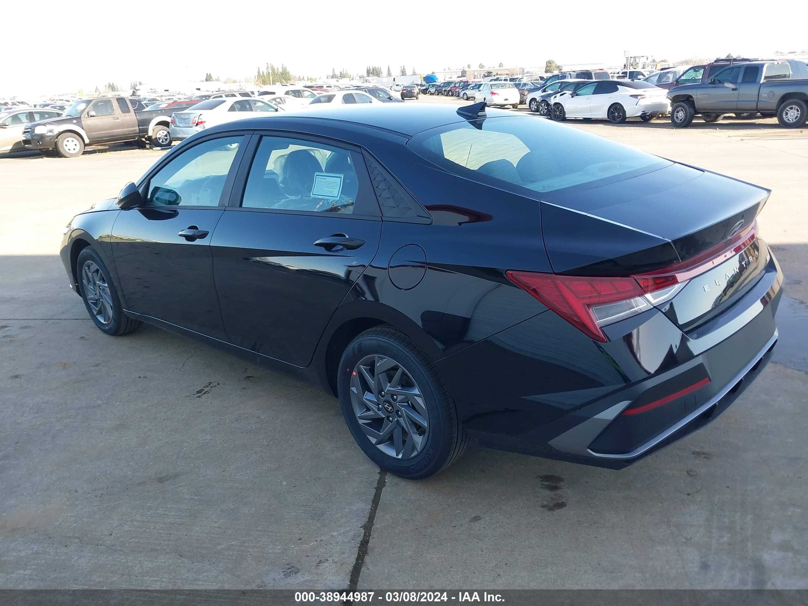 Photo 2 VIN: KMHLM4DJ6RU104585 - HYUNDAI ELANTRA 