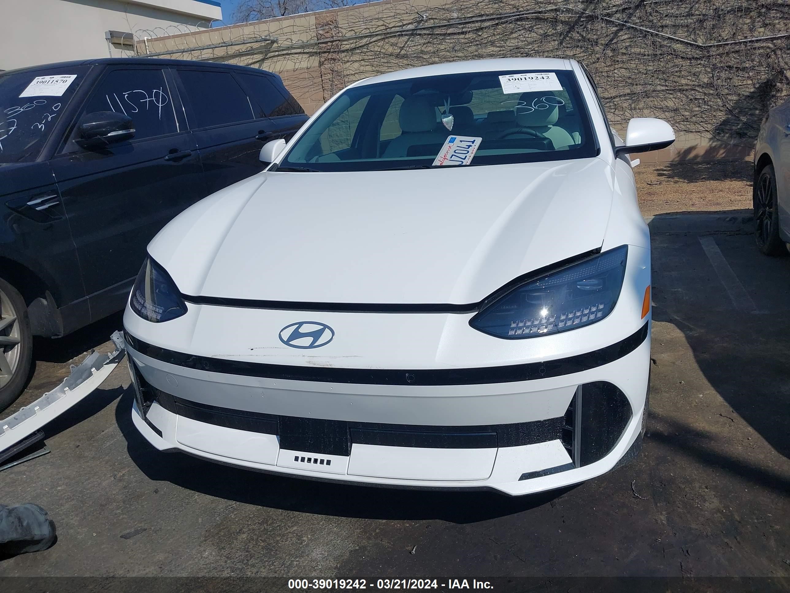 Photo 11 VIN: KMHM34AC4PA033656 - HYUNDAI IONIQ 