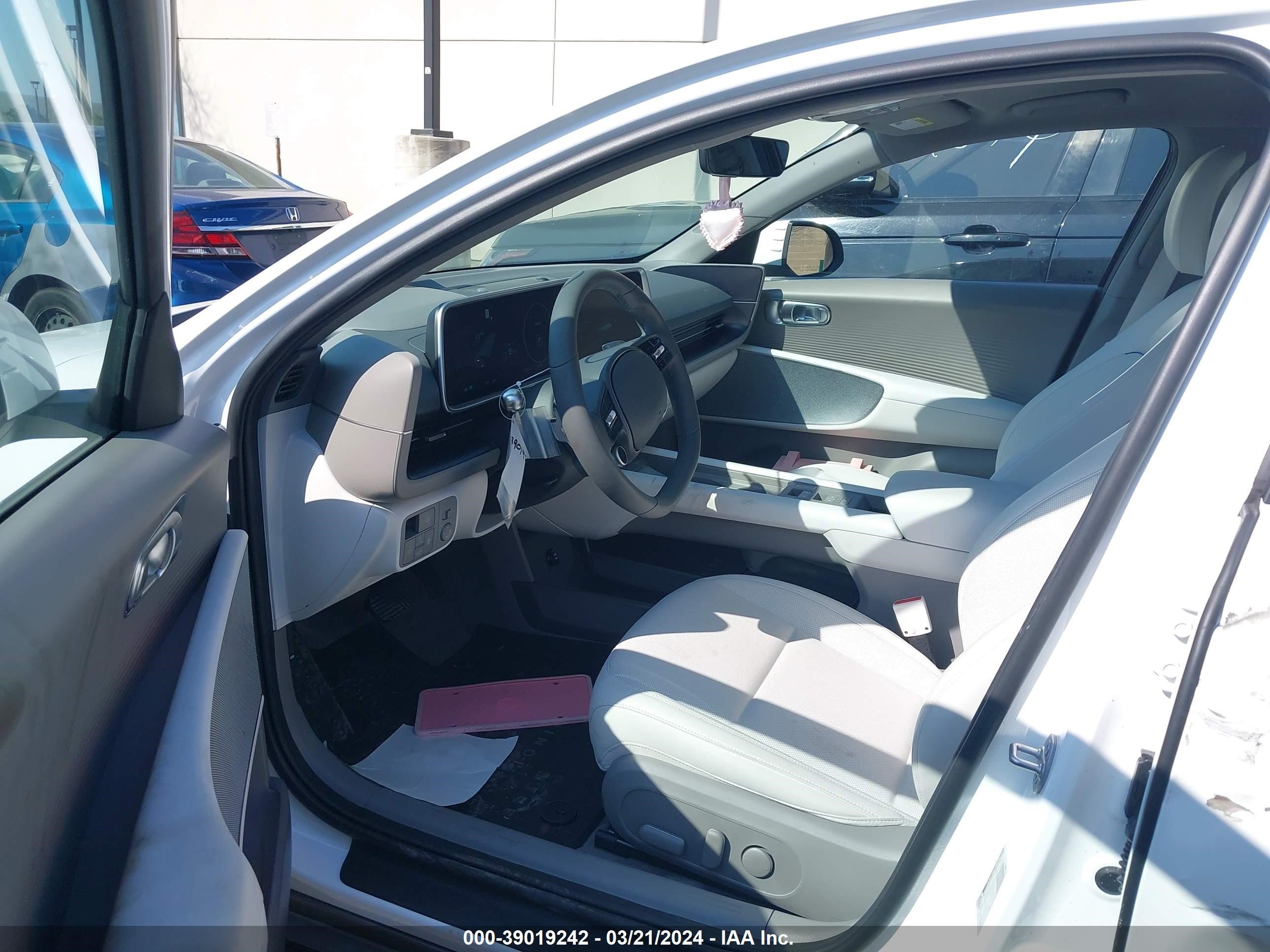 Photo 4 VIN: KMHM34AC4PA033656 - HYUNDAI IONIQ 