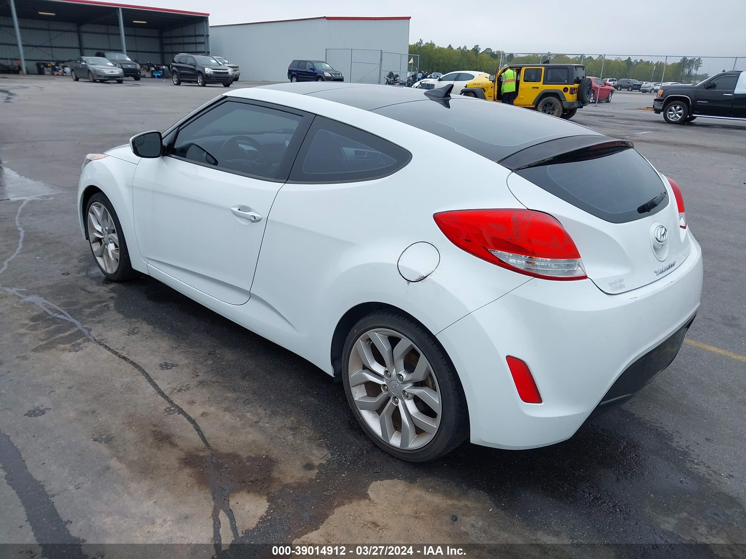 Photo 2 VIN: KMHTC6AD0FU242129 - HYUNDAI VELOSTER 