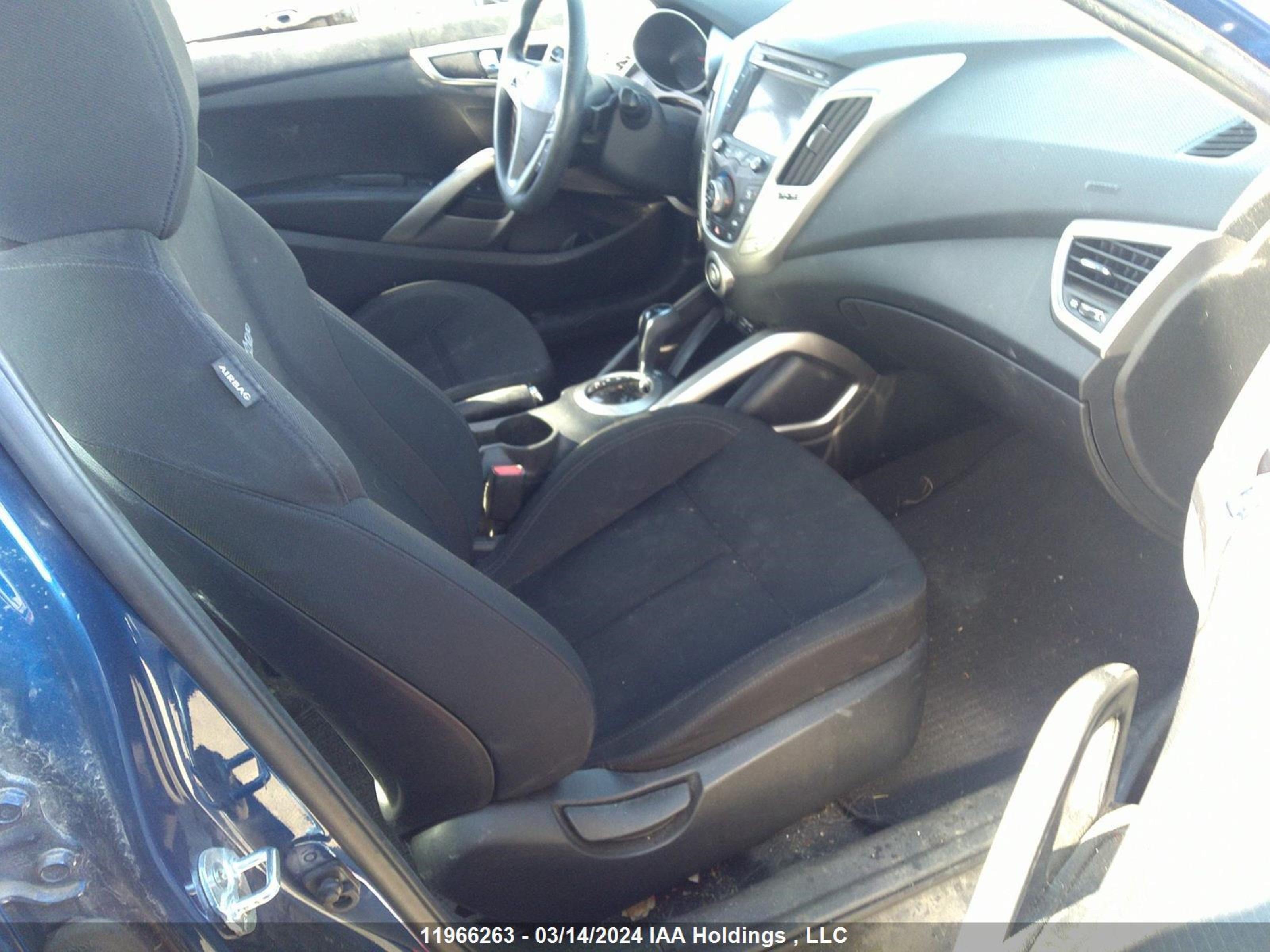 Photo 4 VIN: KMHTC6AD0GU297374 - HYUNDAI VELOSTER 