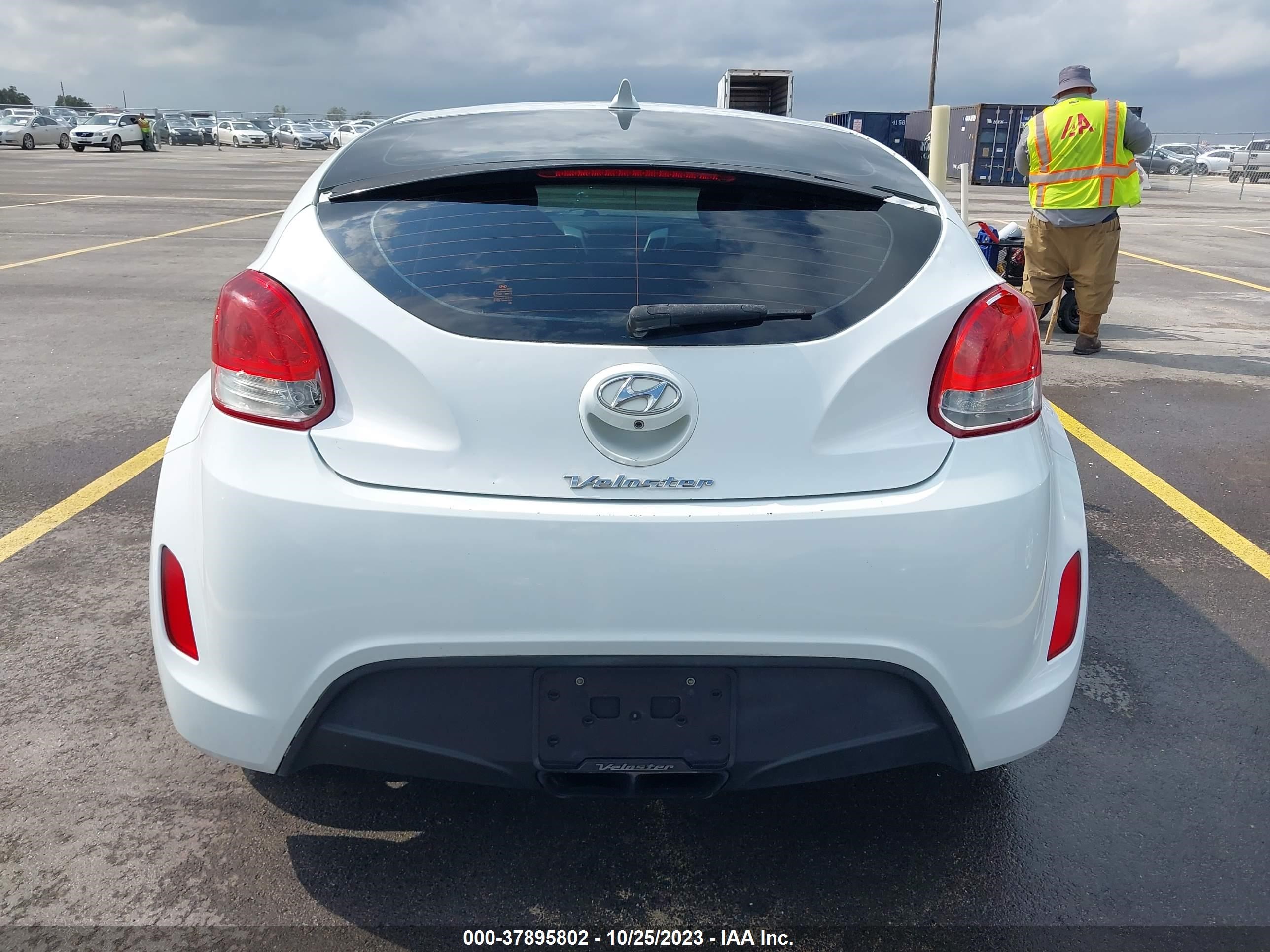 Photo 15 VIN: KMHTC6AD1FU234511 - HYUNDAI VELOSTER 