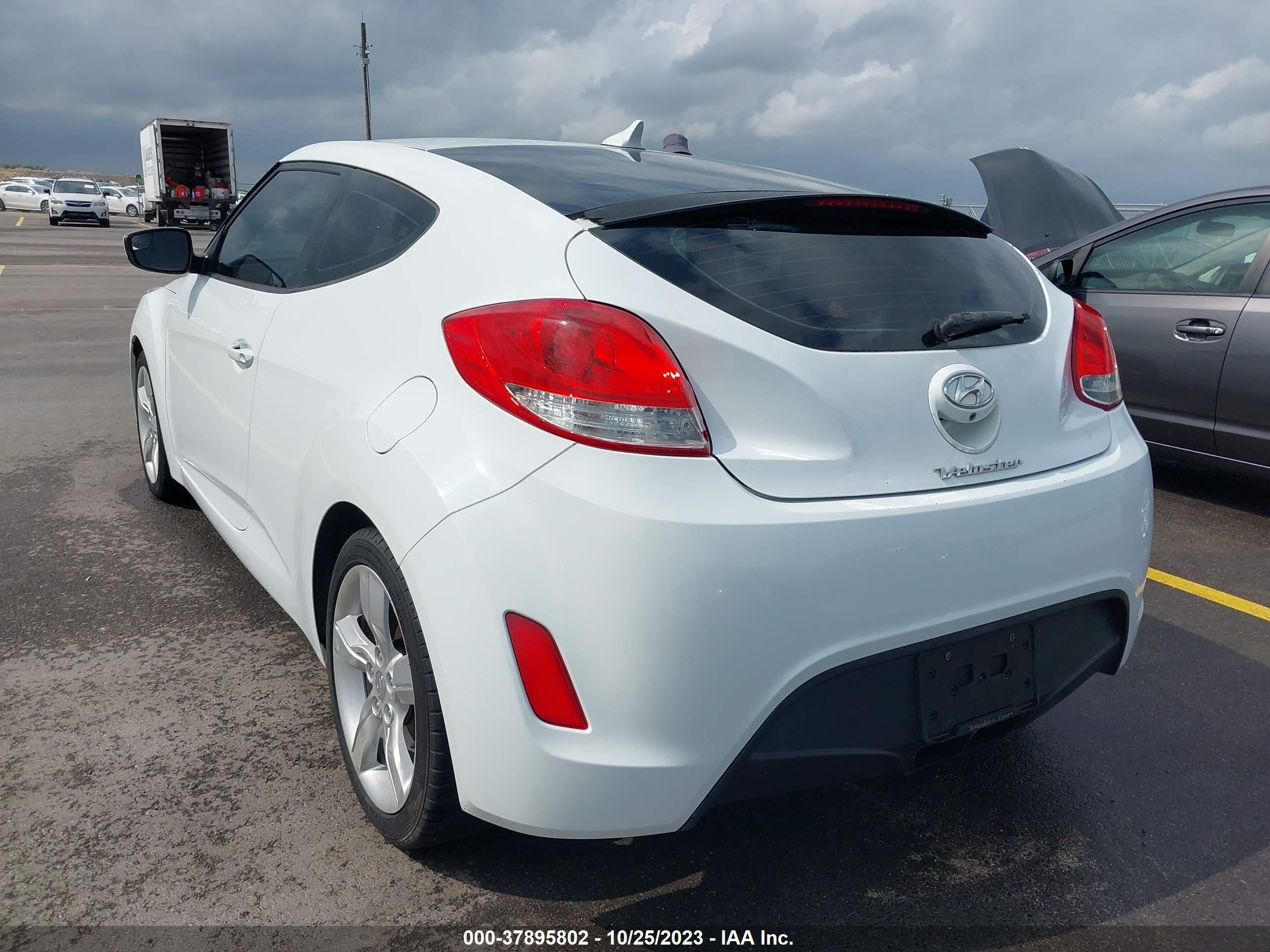 Photo 2 VIN: KMHTC6AD1FU234511 - HYUNDAI VELOSTER 