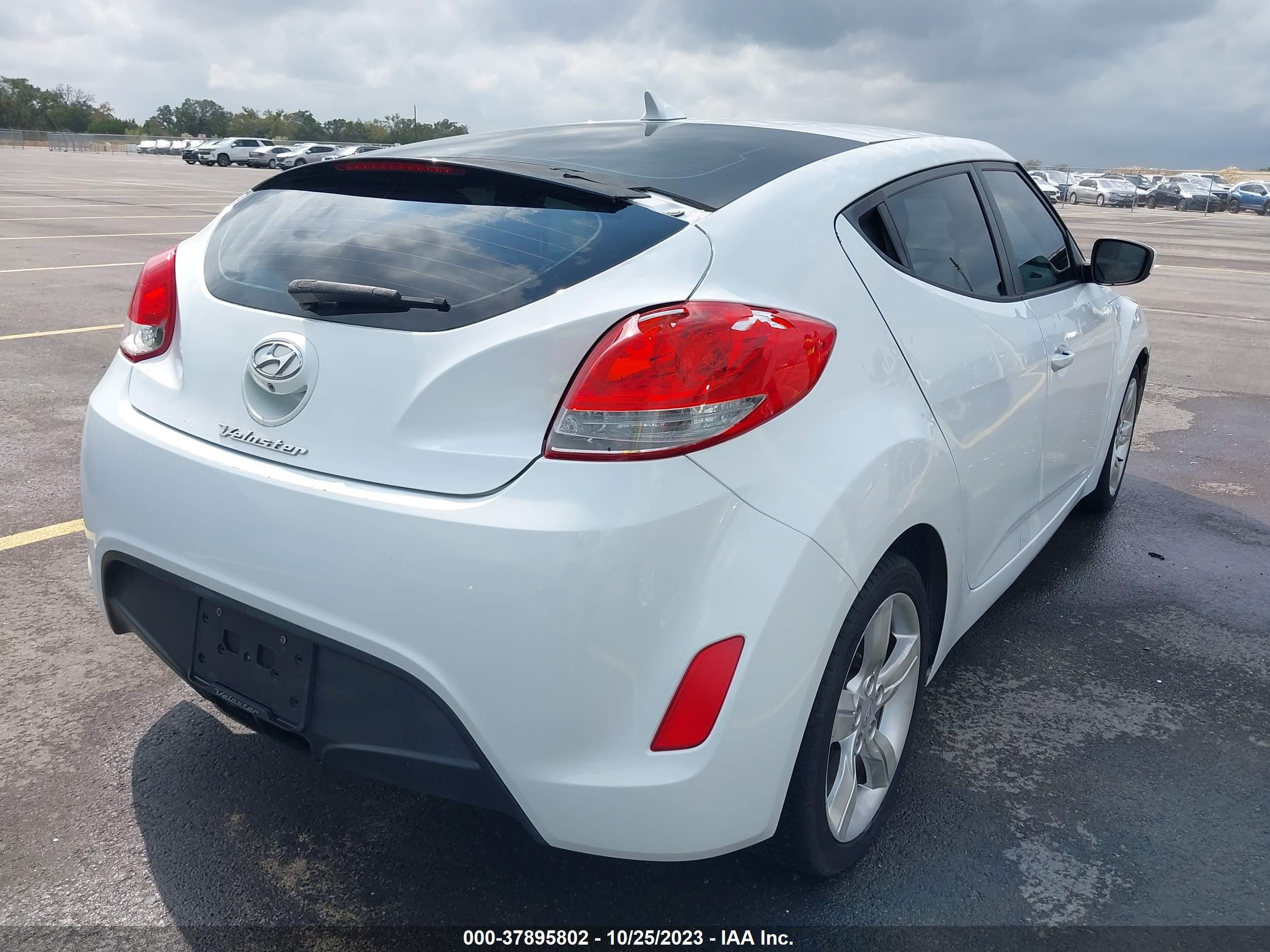 Photo 3 VIN: KMHTC6AD1FU234511 - HYUNDAI VELOSTER 