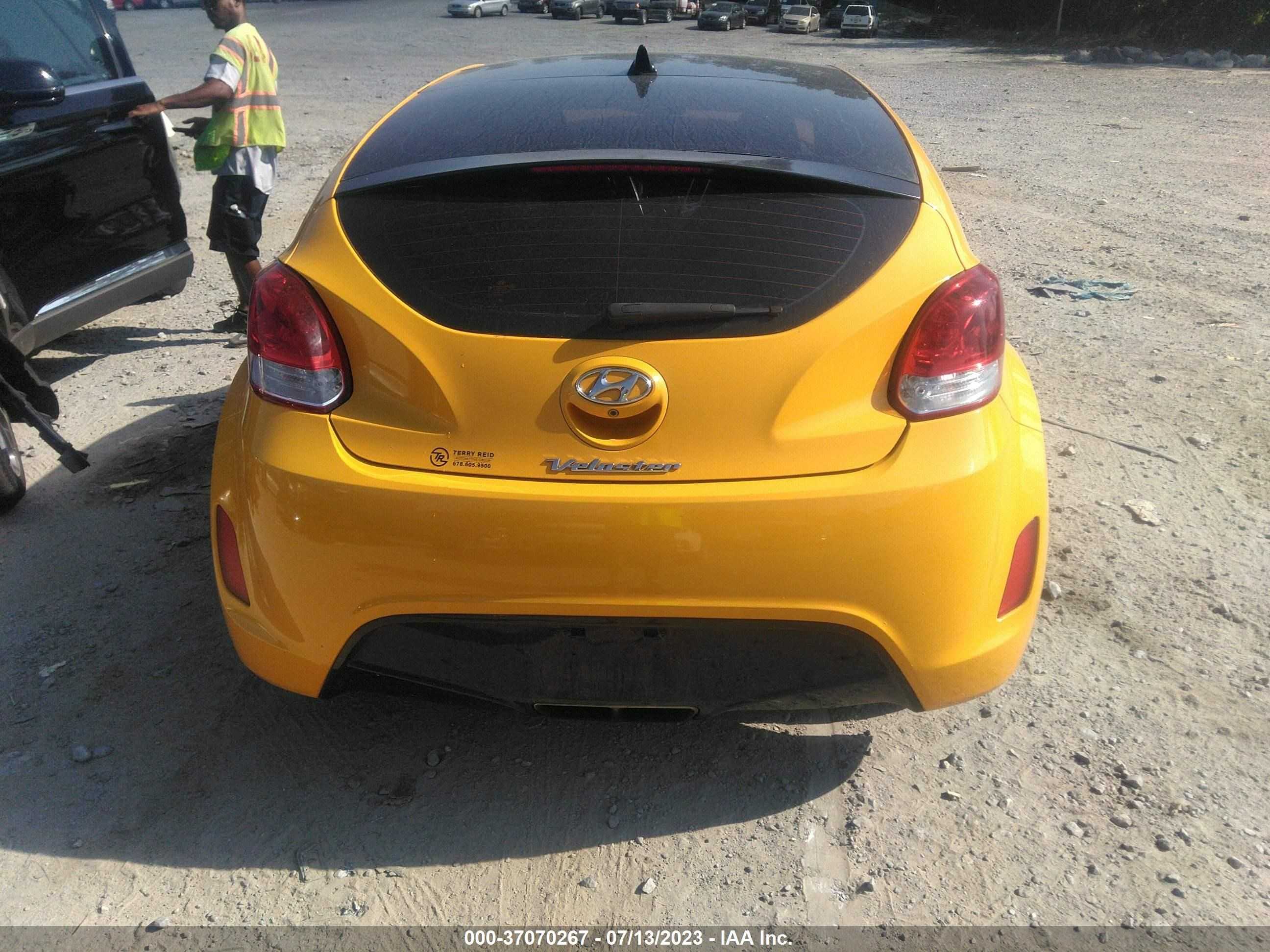 Photo 15 VIN: KMHTC6AD2HU316816 - HYUNDAI VELOSTER 