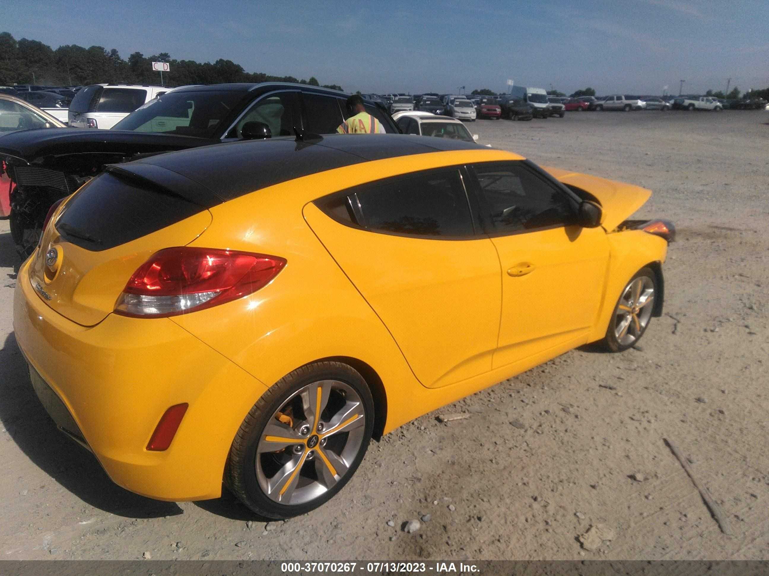 Photo 3 VIN: KMHTC6AD2HU316816 - HYUNDAI VELOSTER 