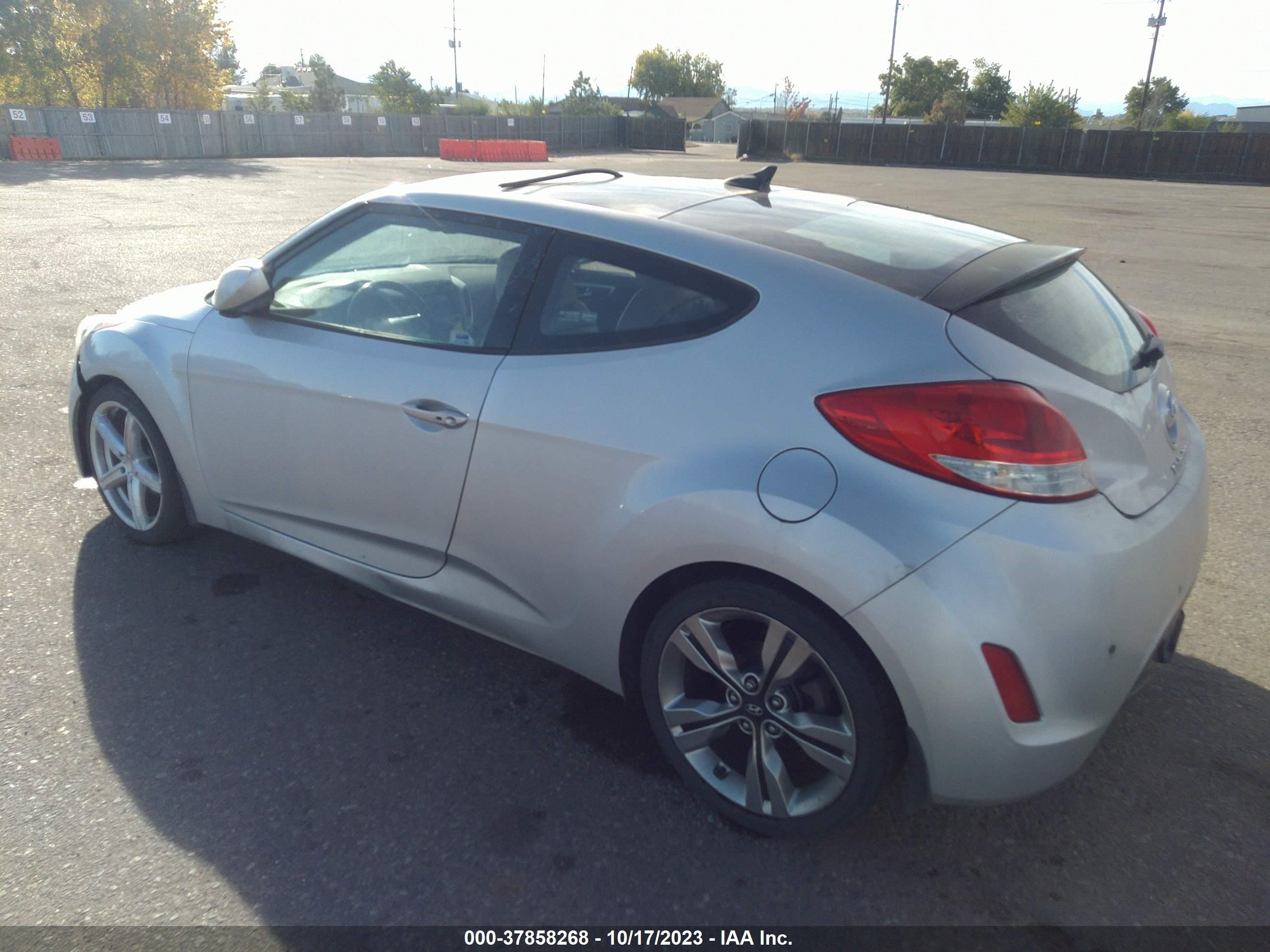 Photo 2 VIN: KMHTC6AD3CU076541 - HYUNDAI VELOSTER 