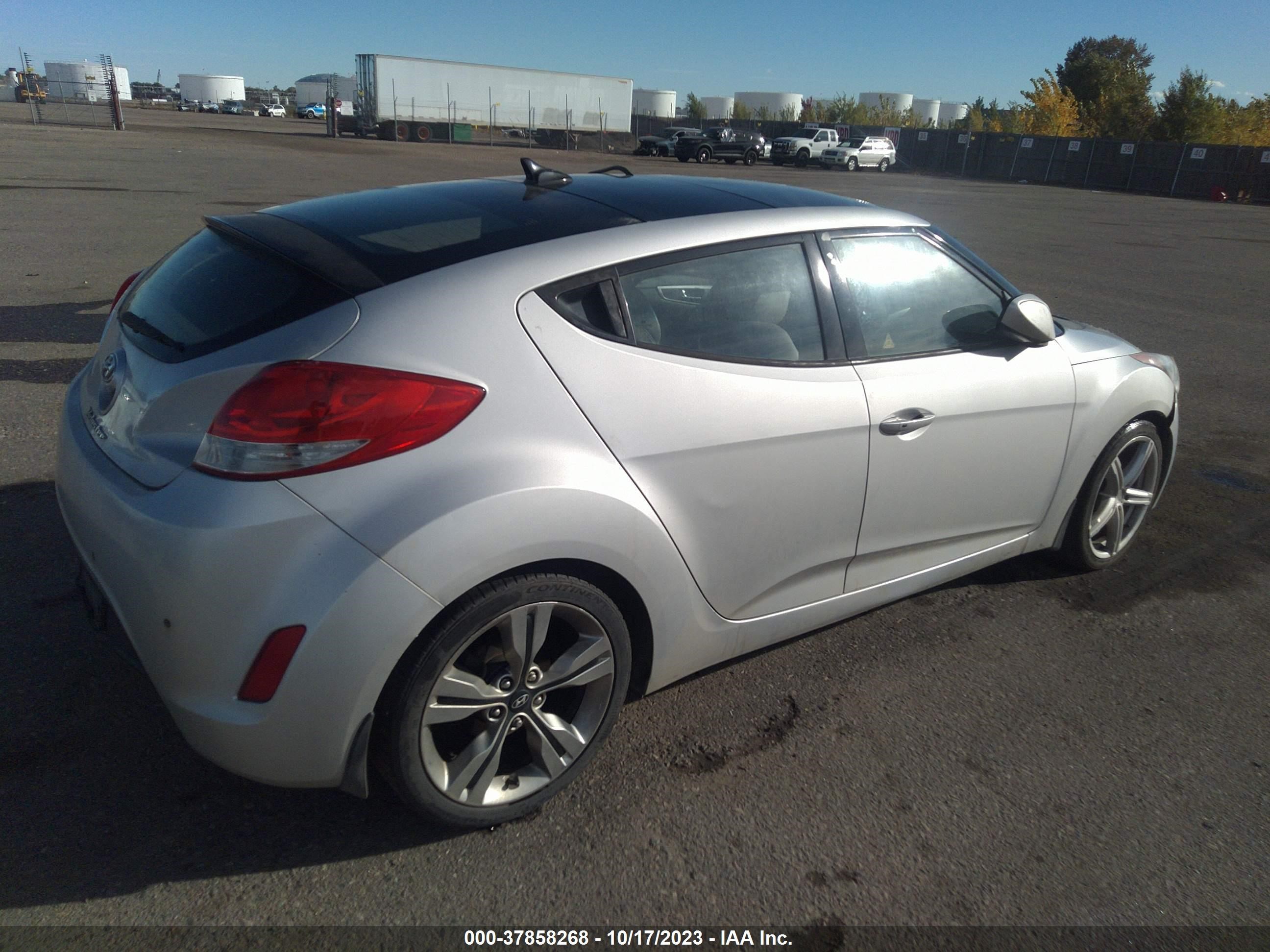 Photo 3 VIN: KMHTC6AD3CU076541 - HYUNDAI VELOSTER 