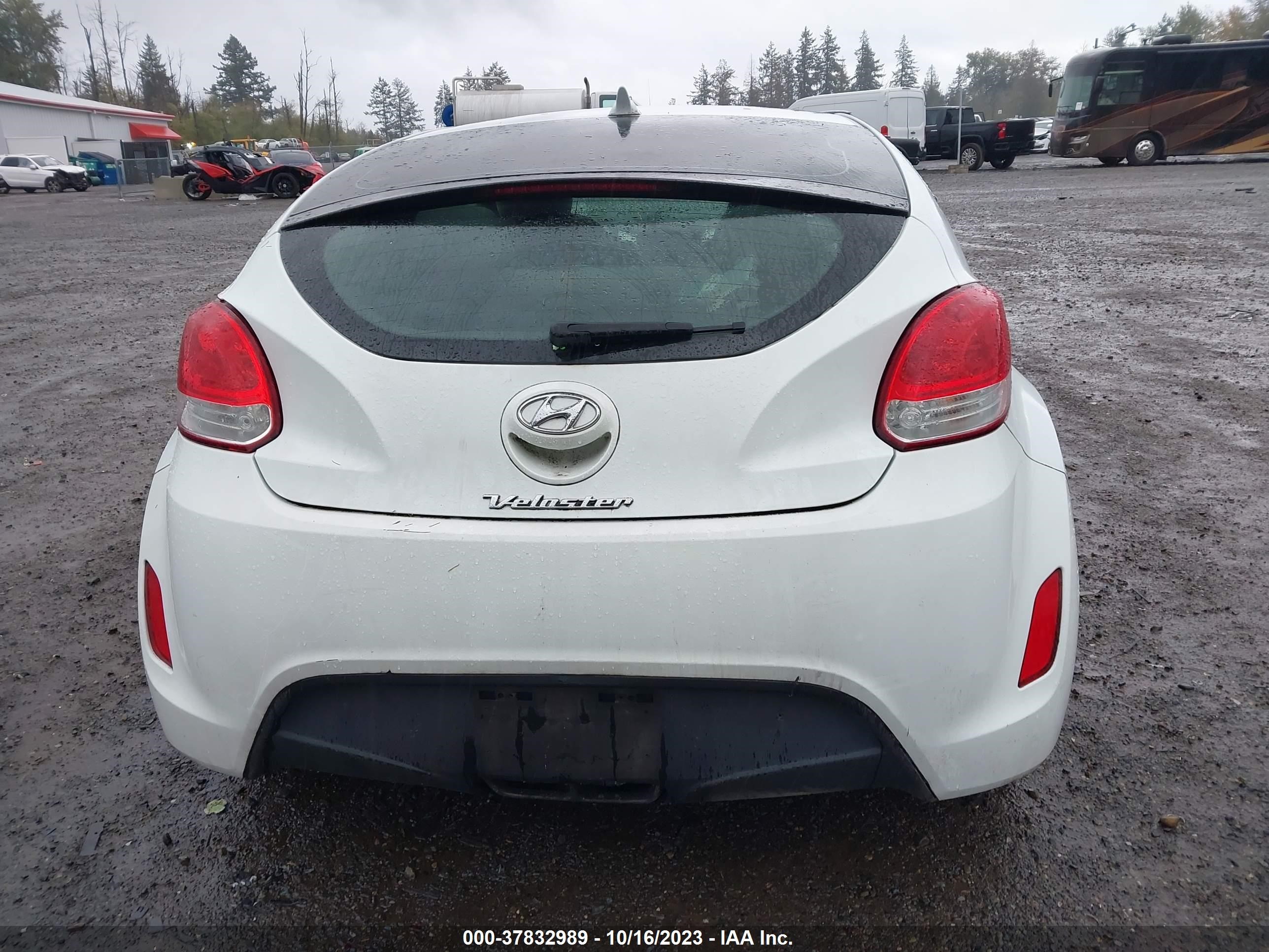 Photo 15 VIN: KMHTC6AD3DU102959 - HYUNDAI VELOSTER 