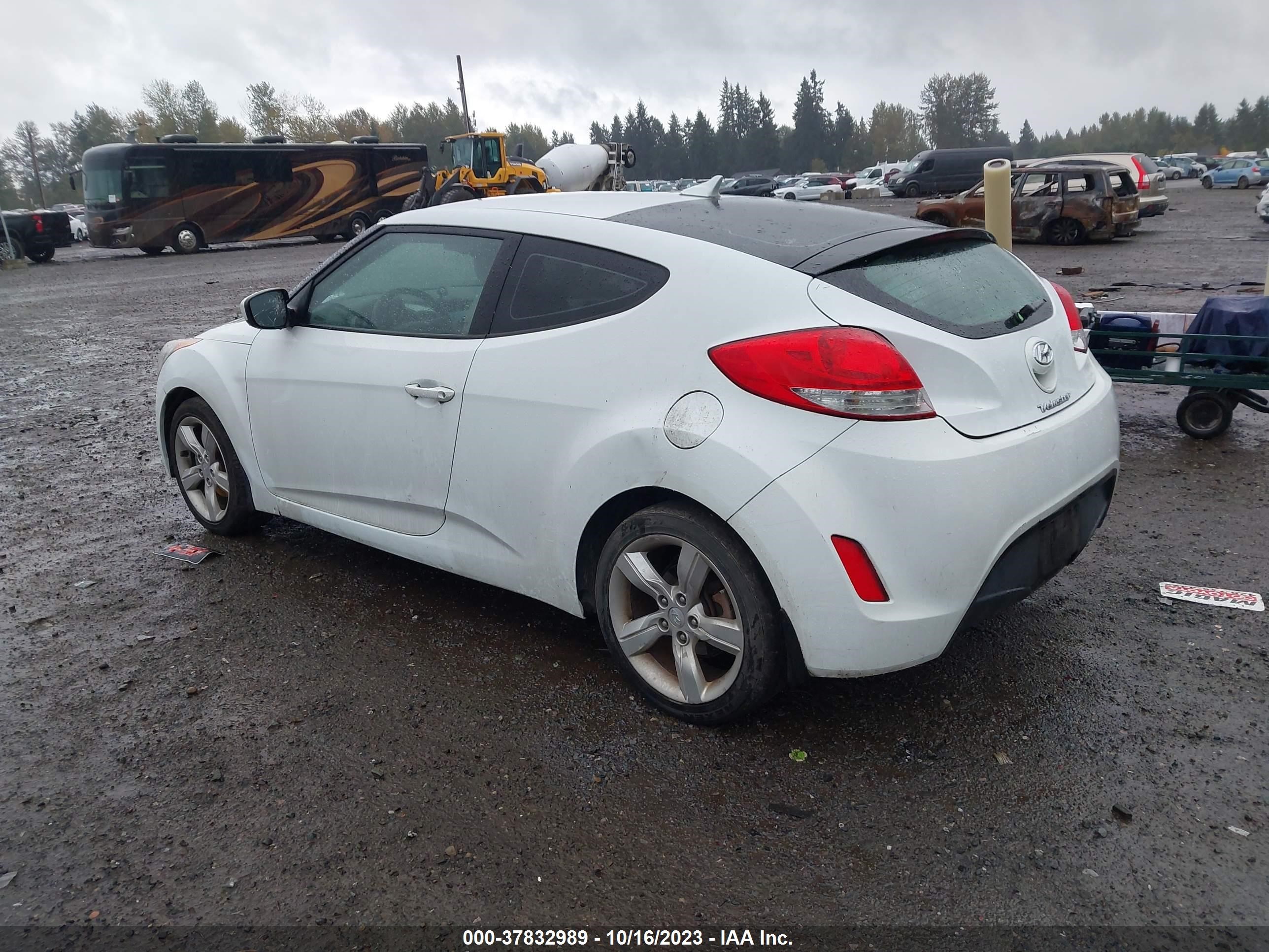 Photo 2 VIN: KMHTC6AD3DU102959 - HYUNDAI VELOSTER 