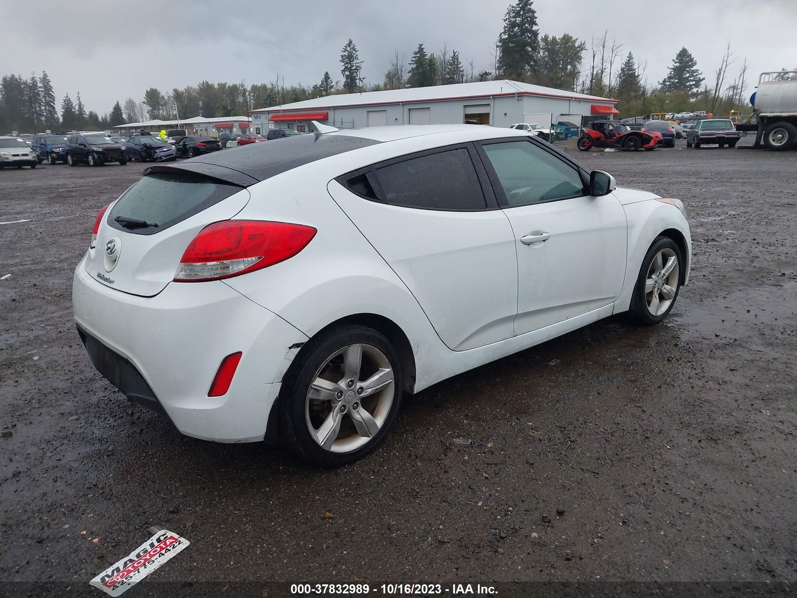 Photo 3 VIN: KMHTC6AD3DU102959 - HYUNDAI VELOSTER 