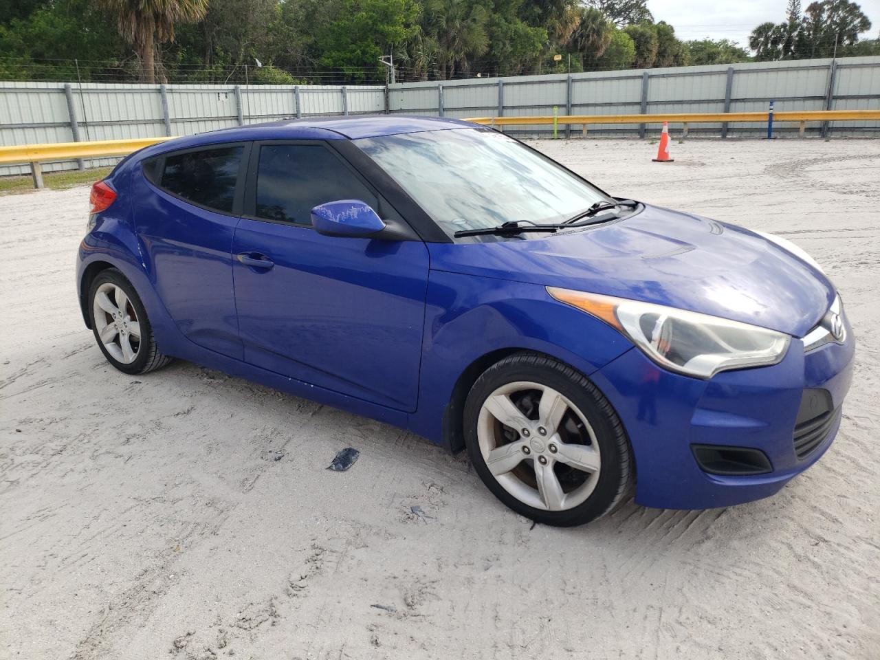 Photo 3 VIN: KMHTC6AD4CU056444 - HYUNDAI VELOSTER 