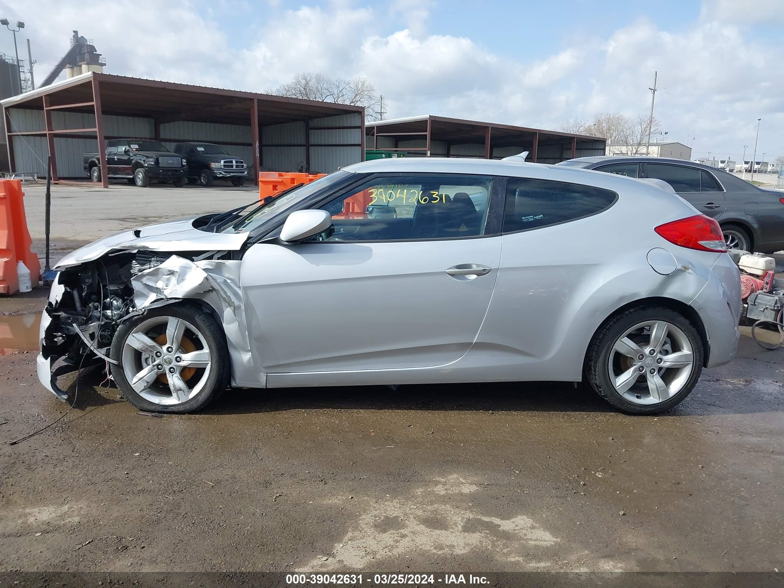 Photo 13 VIN: KMHTC6AD4FU236513 - HYUNDAI VELOSTER 