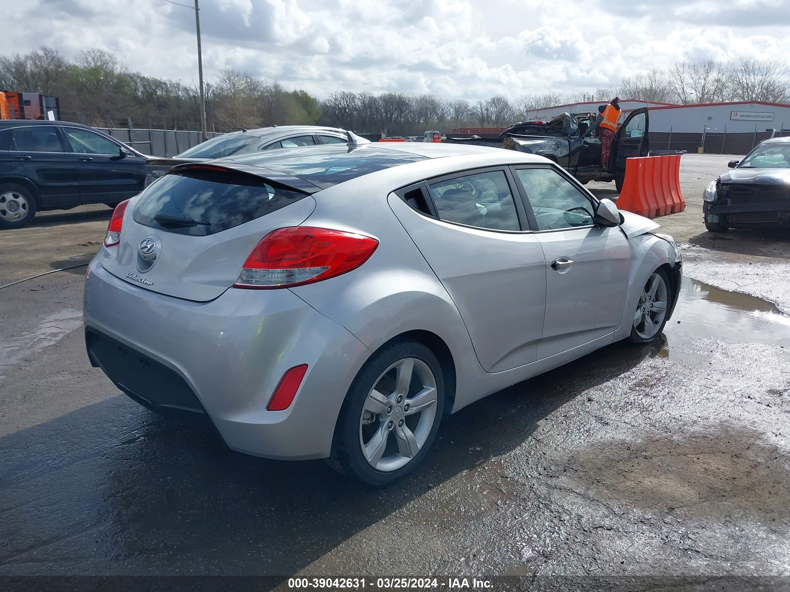 Photo 3 VIN: KMHTC6AD4FU236513 - HYUNDAI VELOSTER 