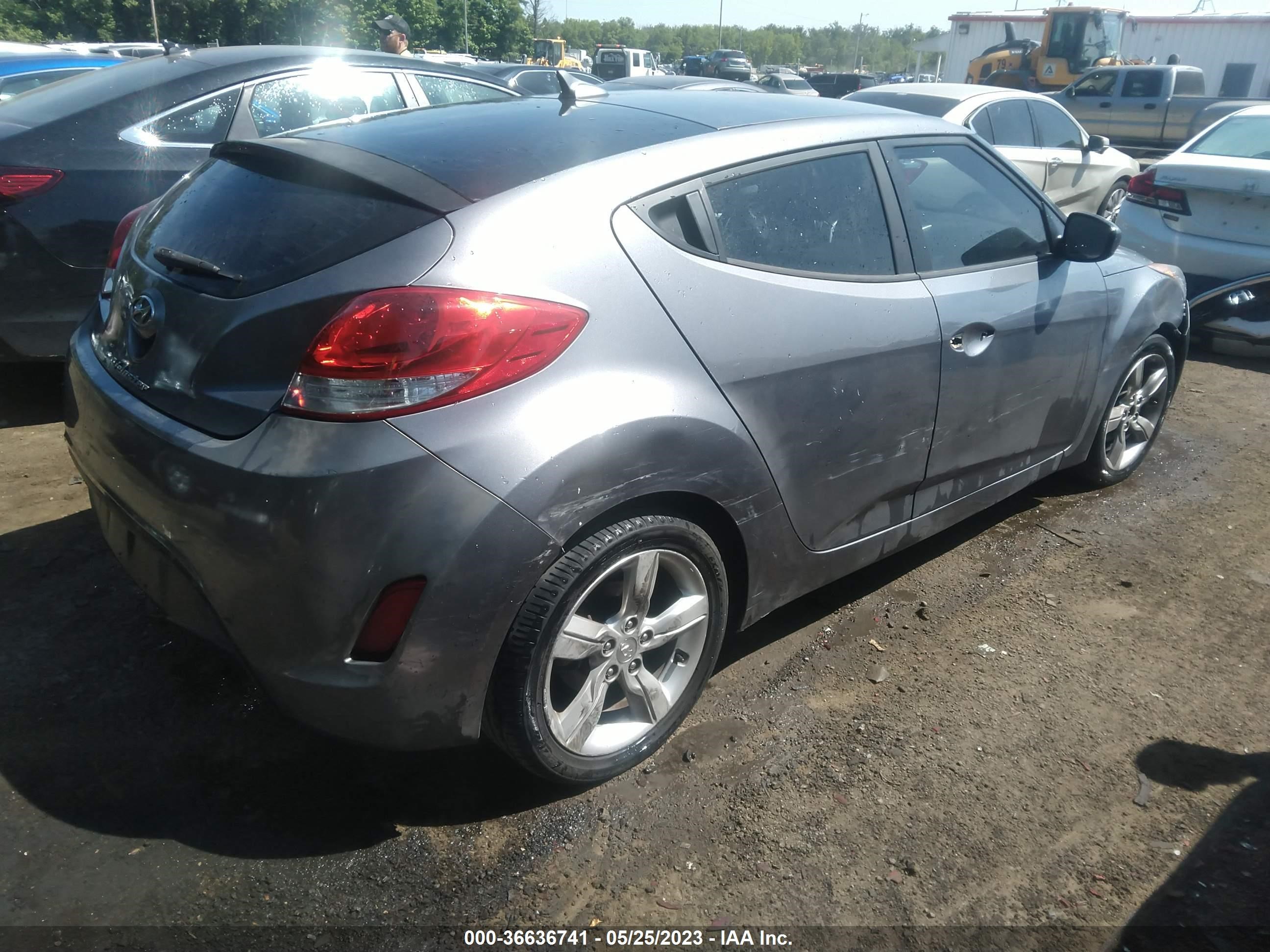 Photo 3 VIN: KMHTC6AD5FU244796 - HYUNDAI VELOSTER 