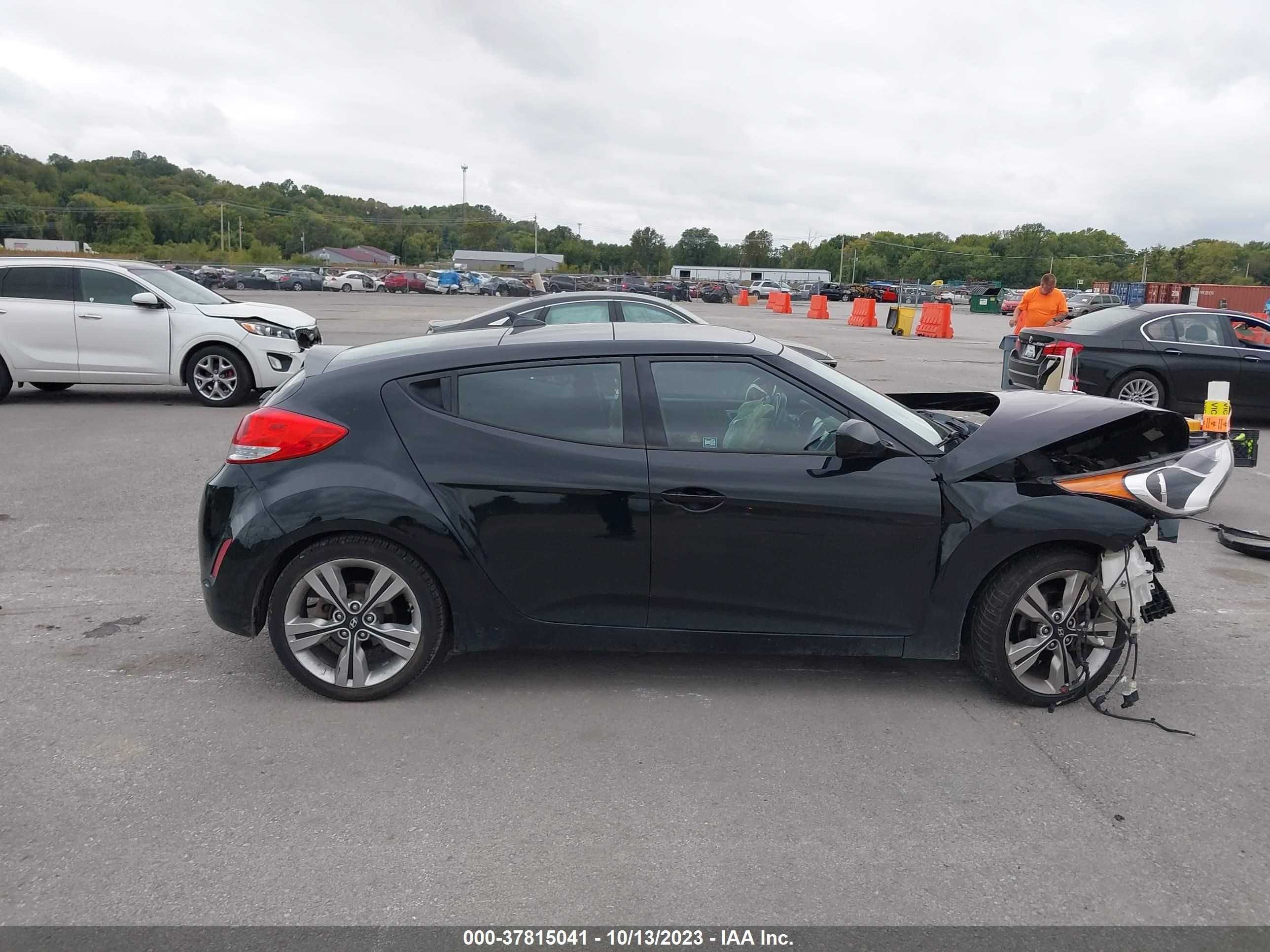 Photo 12 VIN: KMHTC6AD5GU281445 - HYUNDAI VELOSTER 