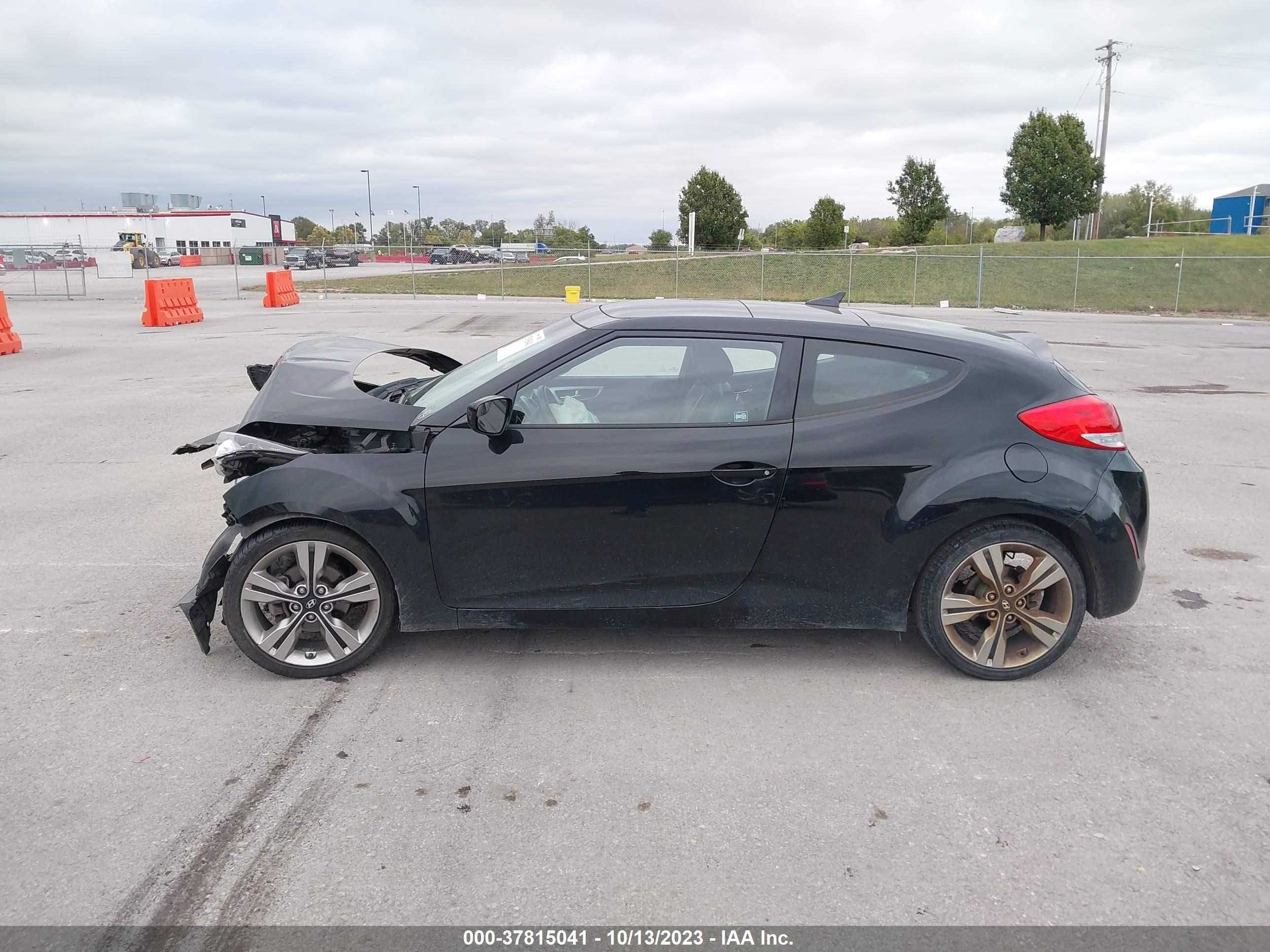 Photo 13 VIN: KMHTC6AD5GU281445 - HYUNDAI VELOSTER 