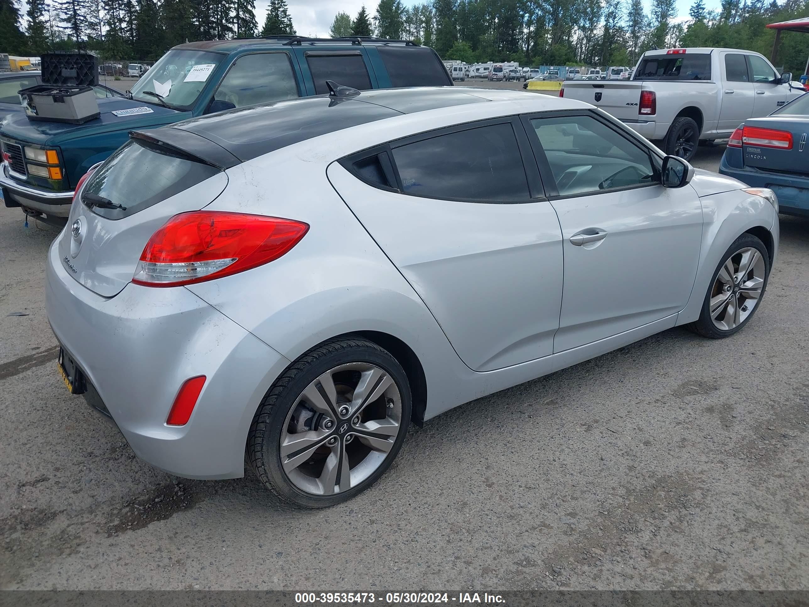 Photo 3 VIN: KMHTC6AD5GU303587 - HYUNDAI VELOSTER 