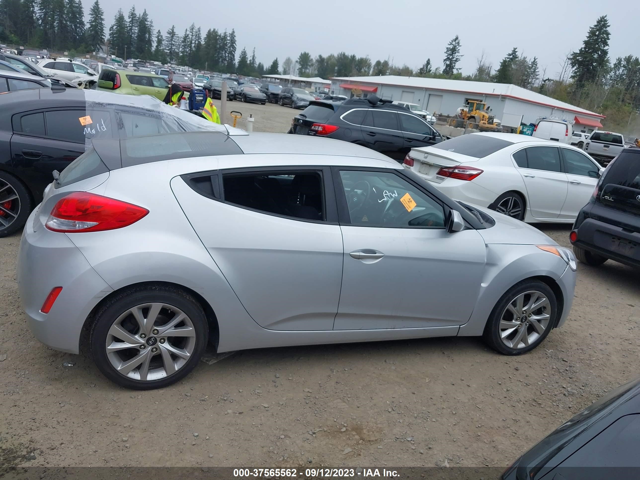 Photo 11 VIN: KMHTC6AD5HU305566 - HYUNDAI VELOSTER 