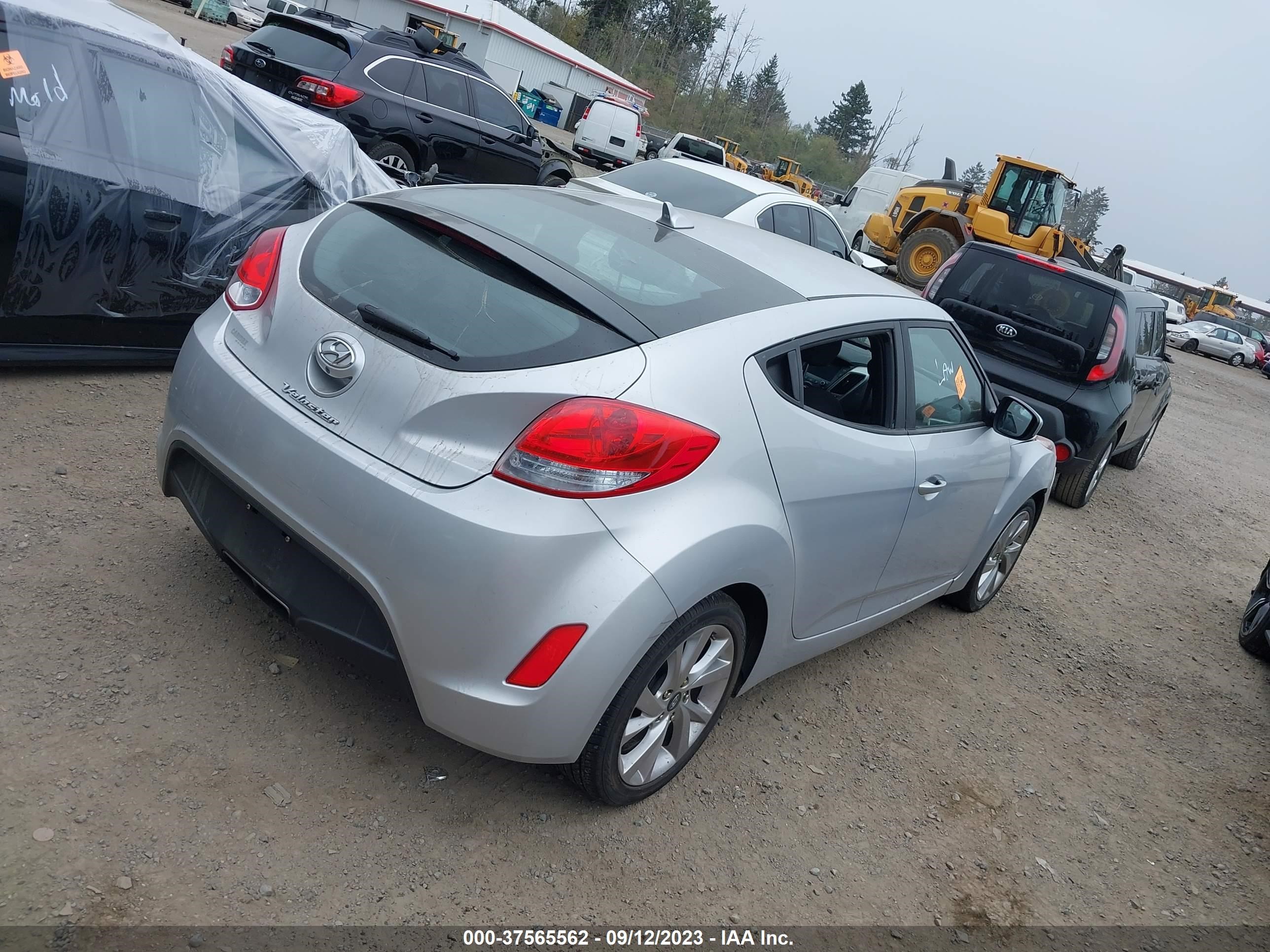 Photo 3 VIN: KMHTC6AD5HU305566 - HYUNDAI VELOSTER 