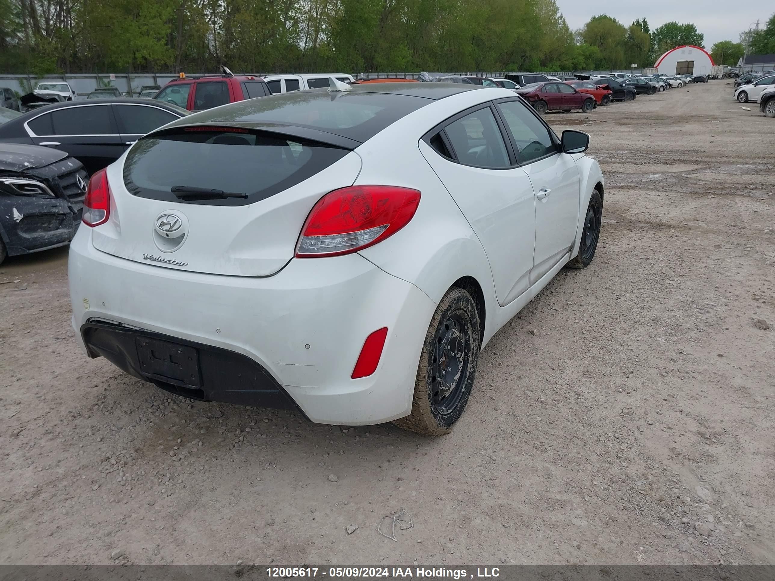 Photo 3 VIN: KMHTC6AD6FU220068 - HYUNDAI VELOSTER 