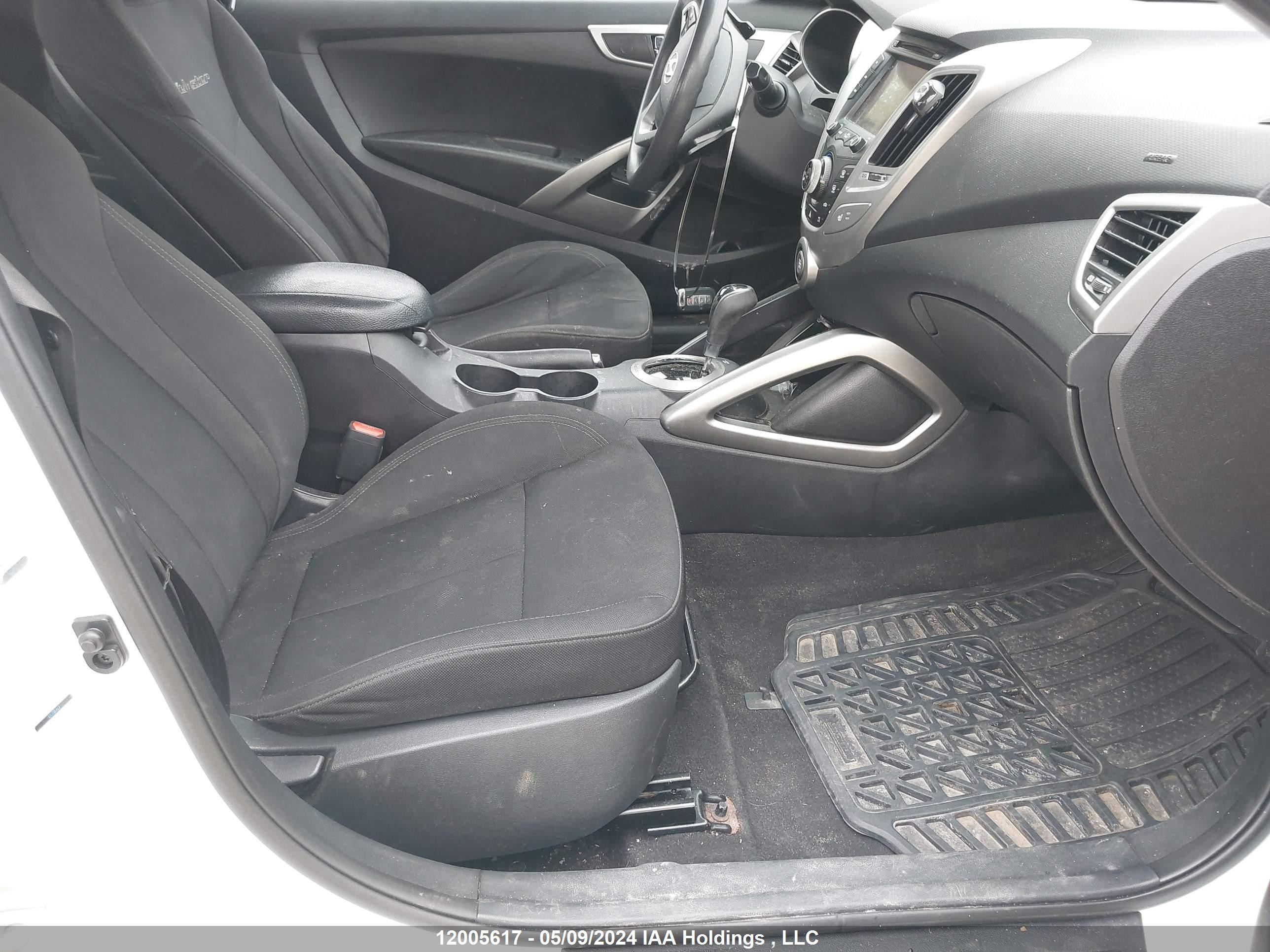 Photo 4 VIN: KMHTC6AD6FU220068 - HYUNDAI VELOSTER 