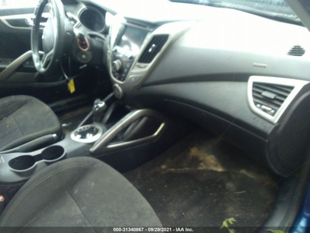 Photo 4 VIN: KMHTC6AD6GU277033 - HYUNDAI VELOSTER 