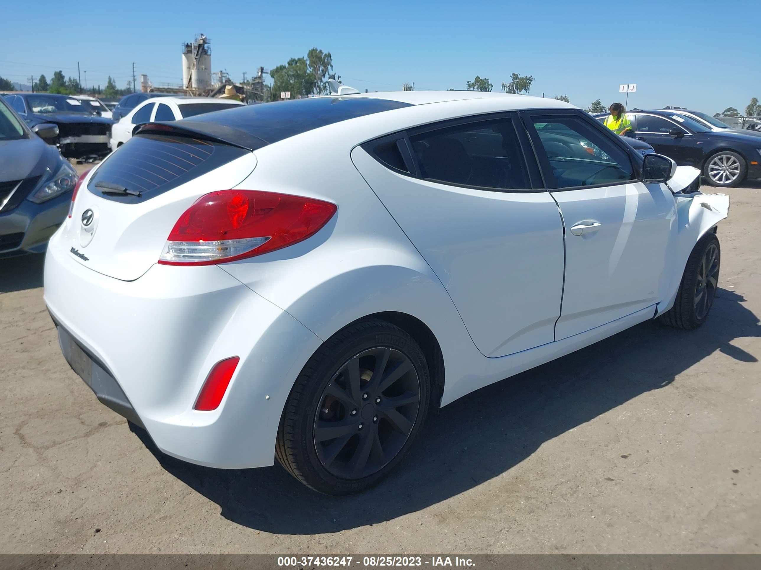 Photo 3 VIN: KMHTC6AD7GU285142 - HYUNDAI VELOSTER 