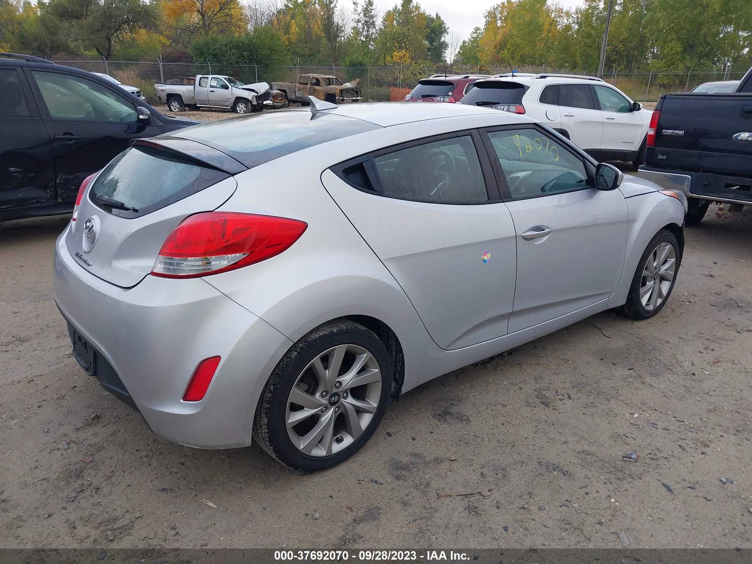 Photo 3 VIN: KMHTC6AD7HU306119 - HYUNDAI VELOSTER 