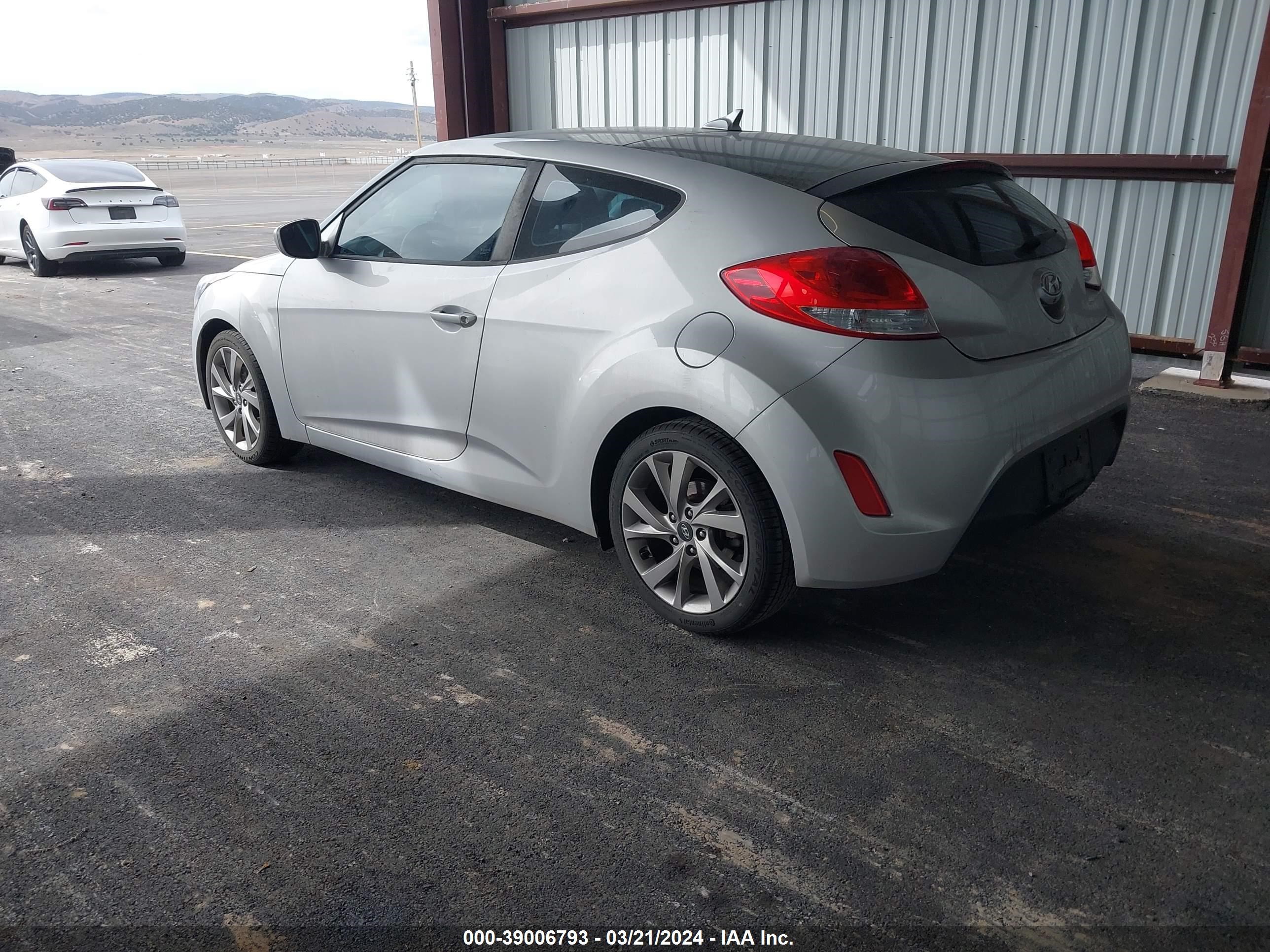 Photo 2 VIN: KMHTC6AD7HU311353 - HYUNDAI VELOSTER 