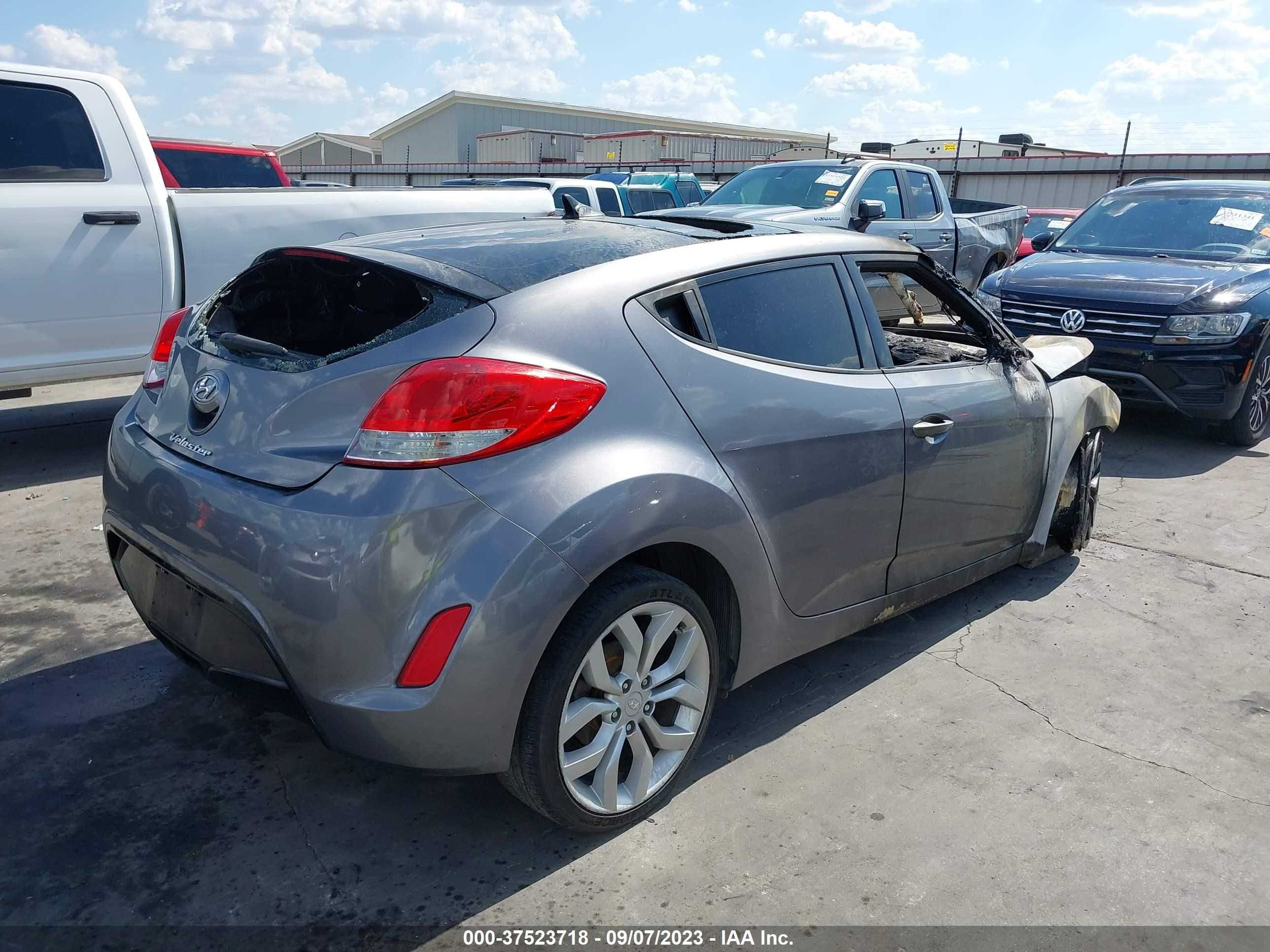 Photo 3 VIN: KMHTC6AD9CU078262 - HYUNDAI VELOSTER 