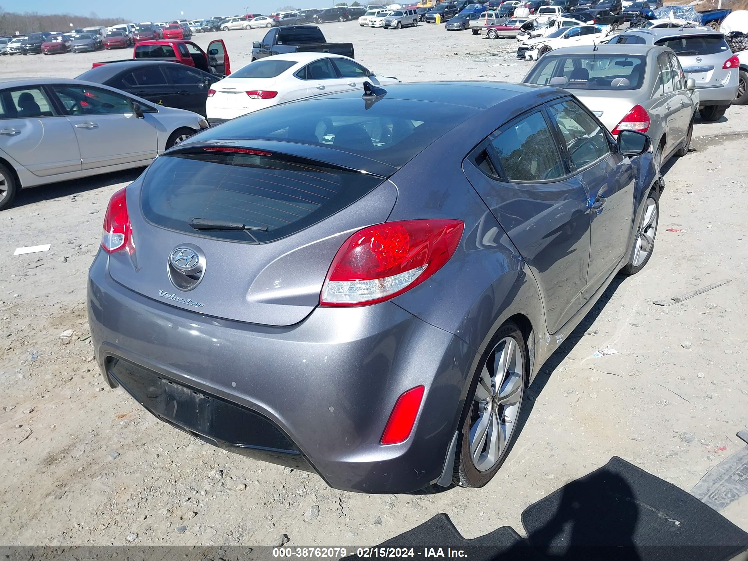 Photo 3 VIN: KMHTC6AD9GU263496 - HYUNDAI VELOSTER 