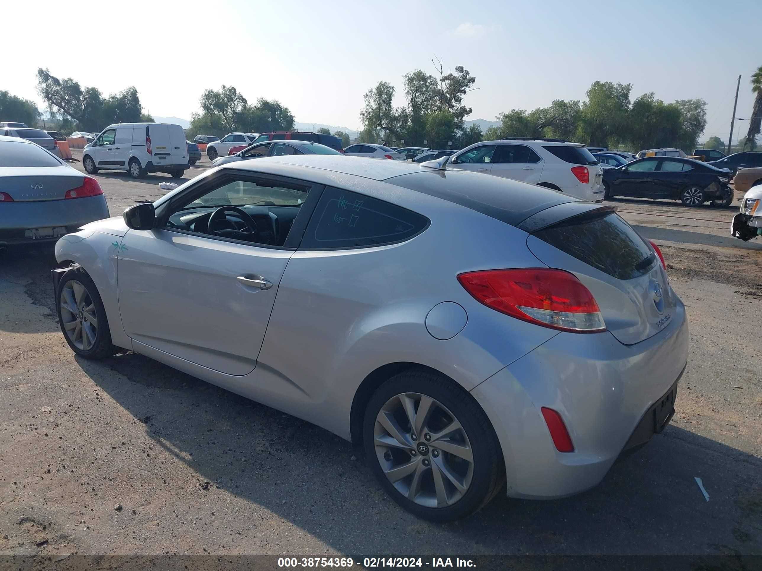 Photo 2 VIN: KMHTC6AD9HU309328 - HYUNDAI VELOSTER 