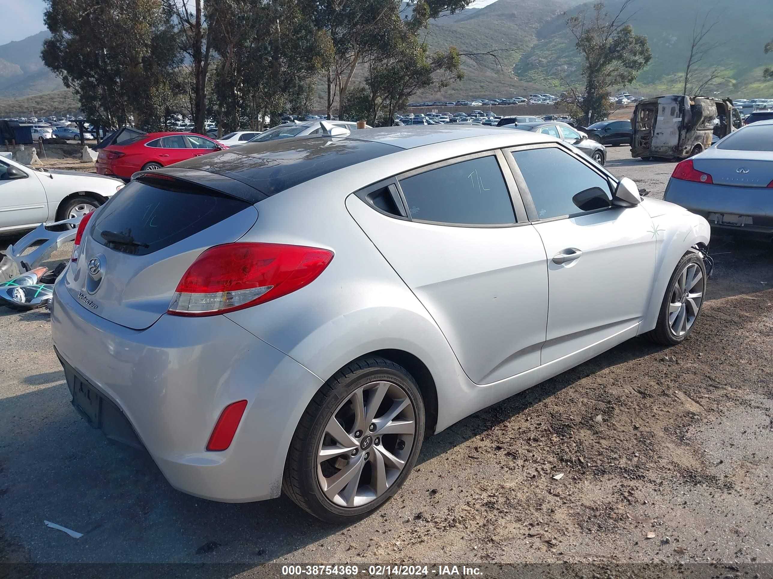 Photo 3 VIN: KMHTC6AD9HU309328 - HYUNDAI VELOSTER 