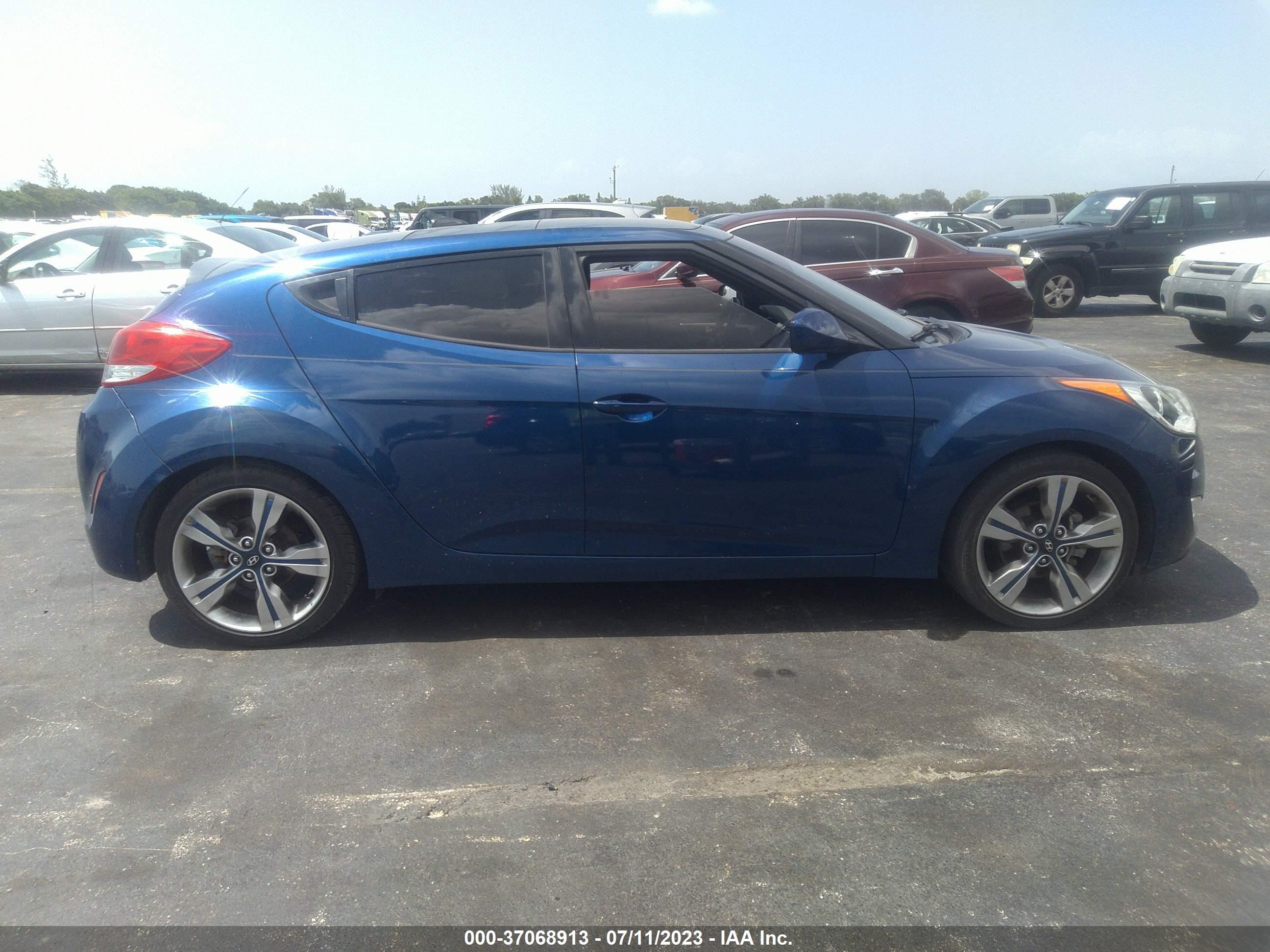 Photo 12 VIN: KMHTC6AD9HU322239 - HYUNDAI VELOSTER 