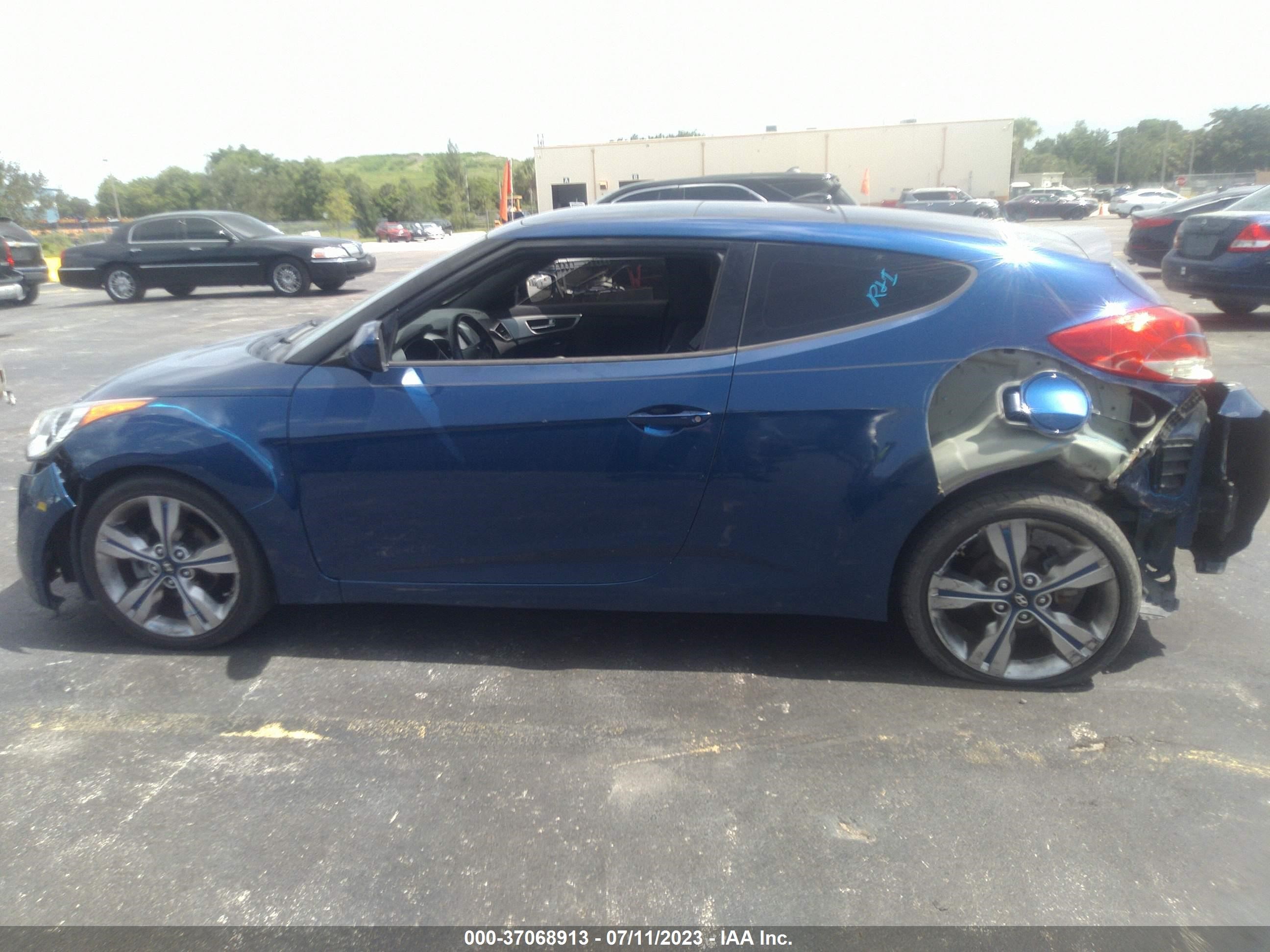 Photo 13 VIN: KMHTC6AD9HU322239 - HYUNDAI VELOSTER 