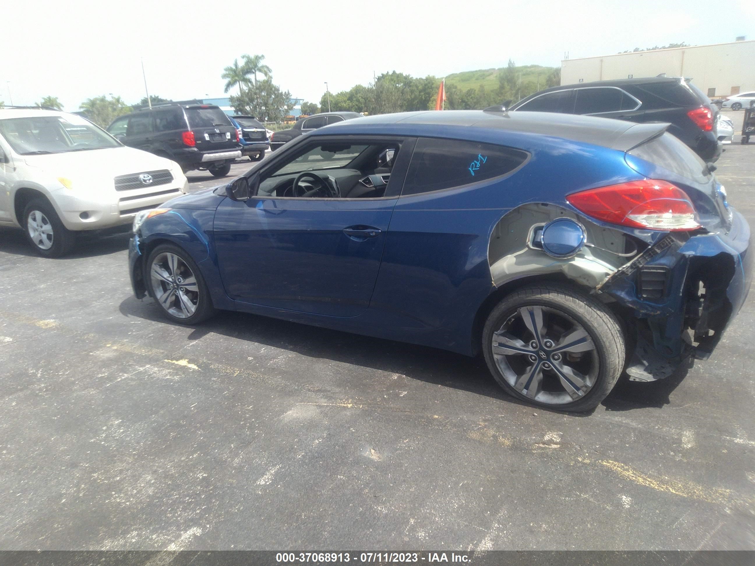 Photo 2 VIN: KMHTC6AD9HU322239 - HYUNDAI VELOSTER 