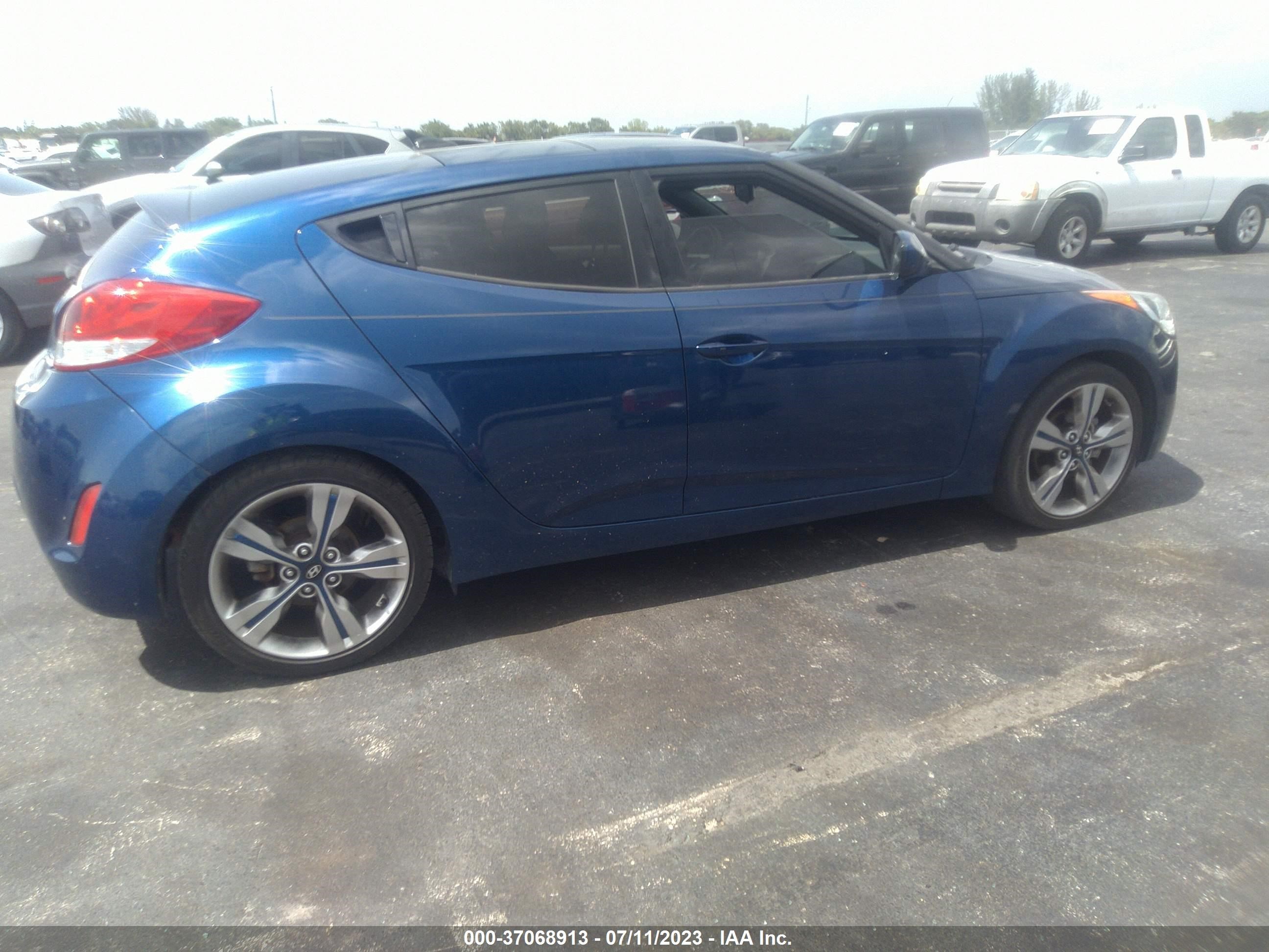 Photo 3 VIN: KMHTC6AD9HU322239 - HYUNDAI VELOSTER 