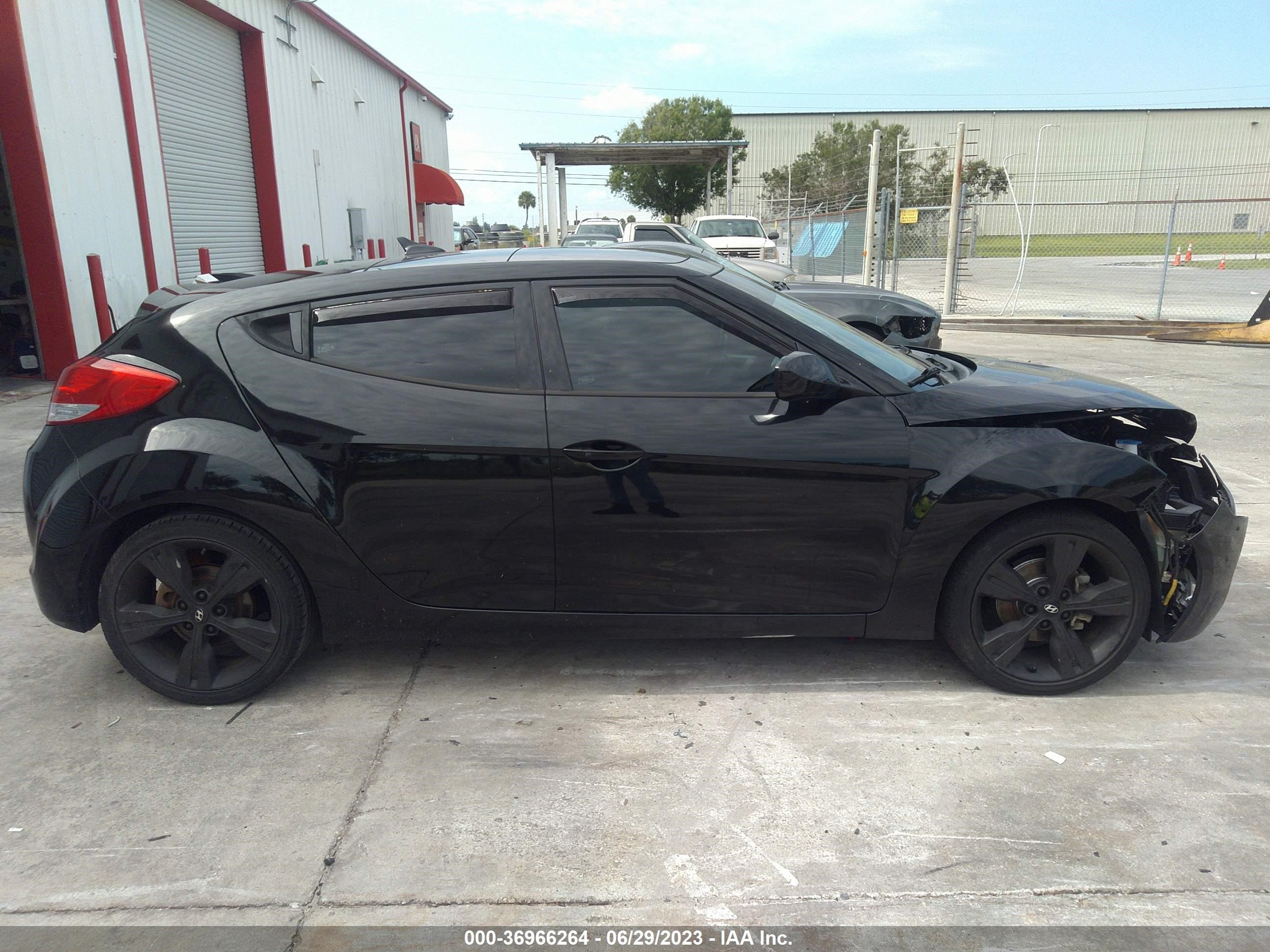 Photo 12 VIN: KMHTC6ADXGU263619 - HYUNDAI VELOSTER 