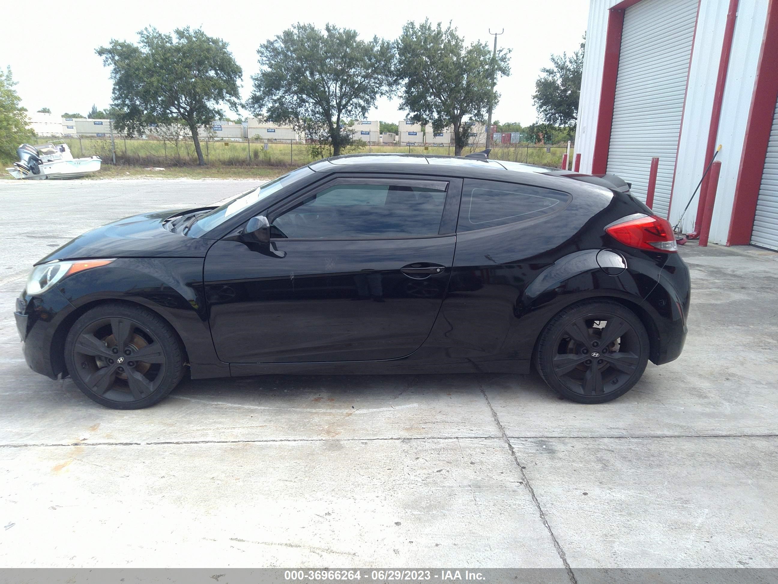 Photo 13 VIN: KMHTC6ADXGU263619 - HYUNDAI VELOSTER 