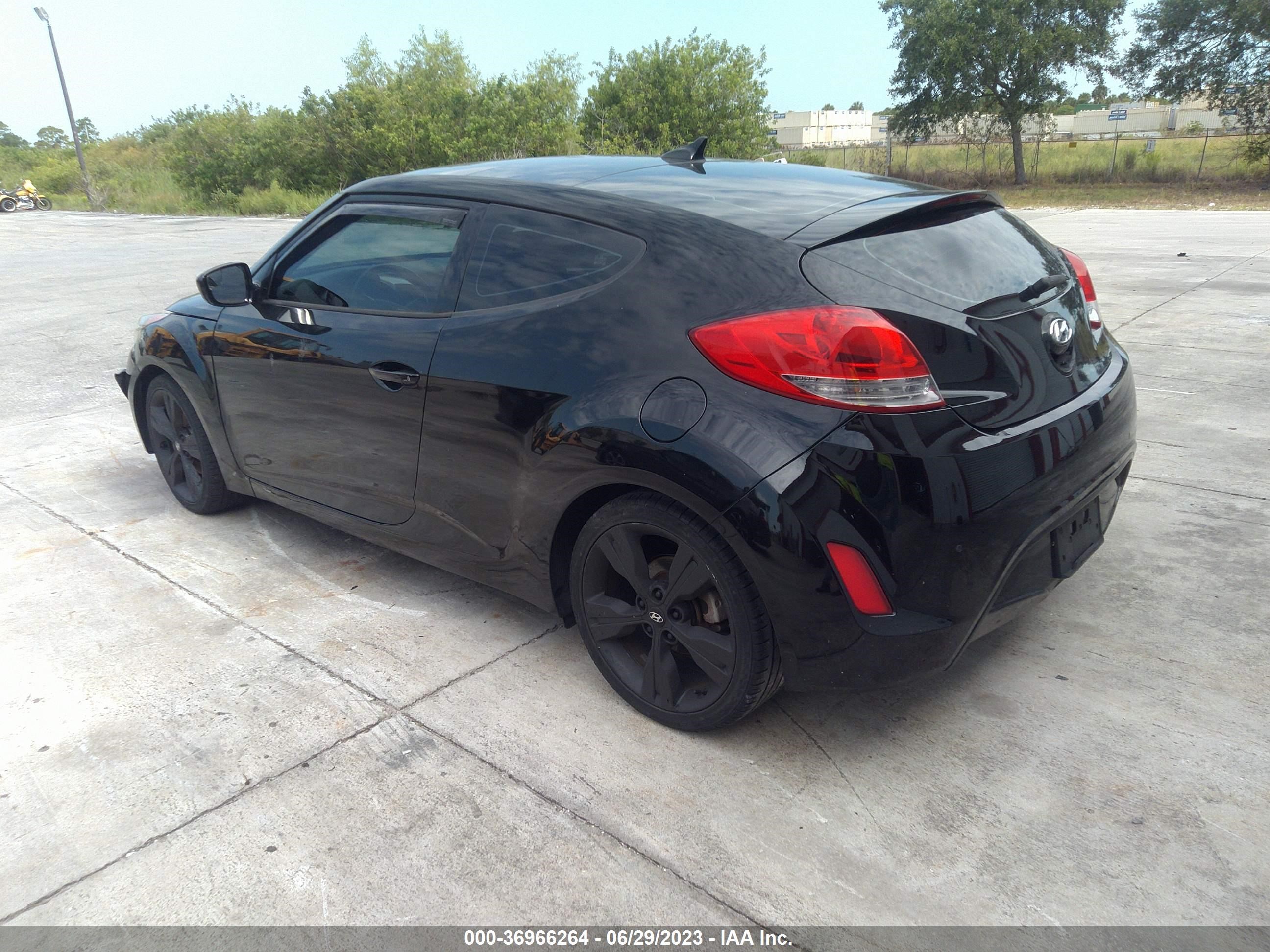 Photo 2 VIN: KMHTC6ADXGU263619 - HYUNDAI VELOSTER 