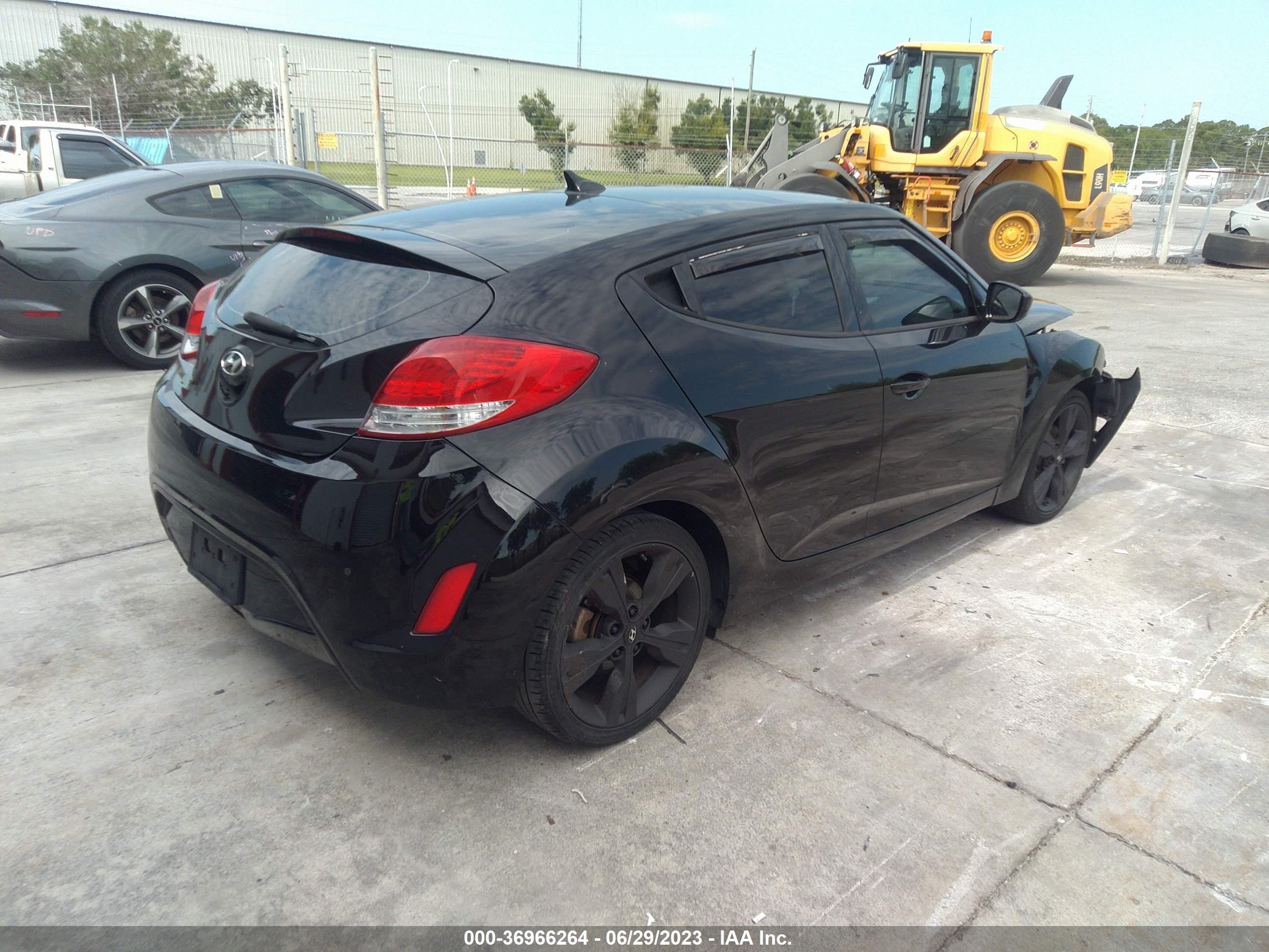 Photo 3 VIN: KMHTC6ADXGU263619 - HYUNDAI VELOSTER 