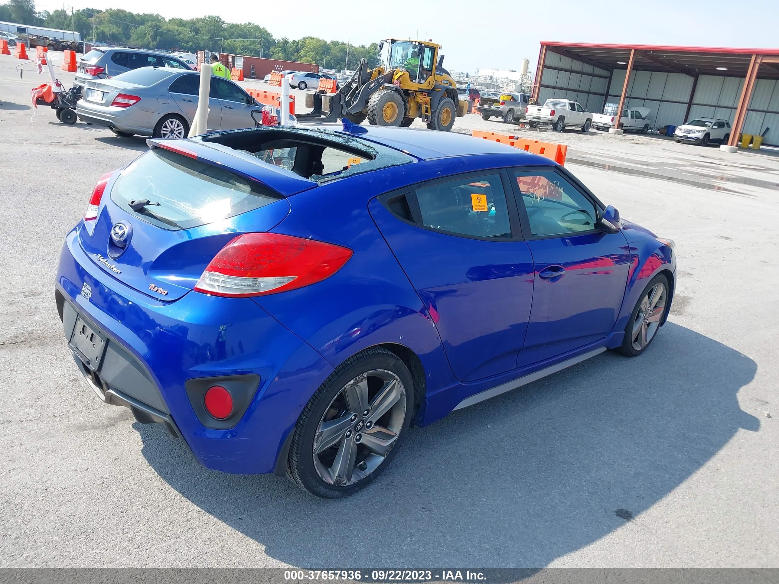 Photo 3 VIN: KMHTC6AE2DU172428 - HYUNDAI VELOSTER 