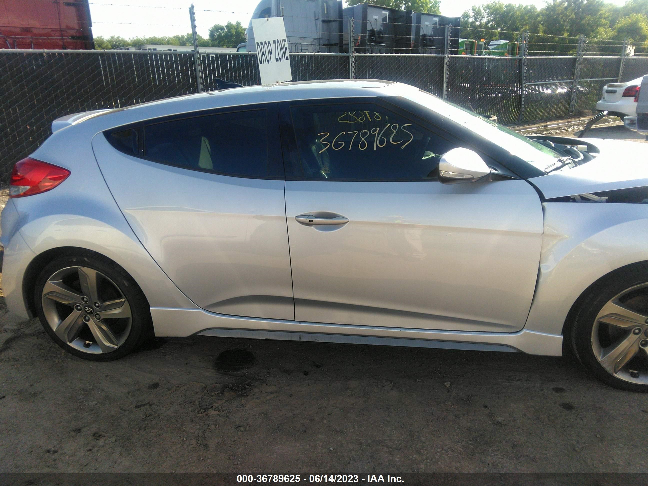 Photo 12 VIN: KMHTC6AE3DU150907 - HYUNDAI VELOSTER 