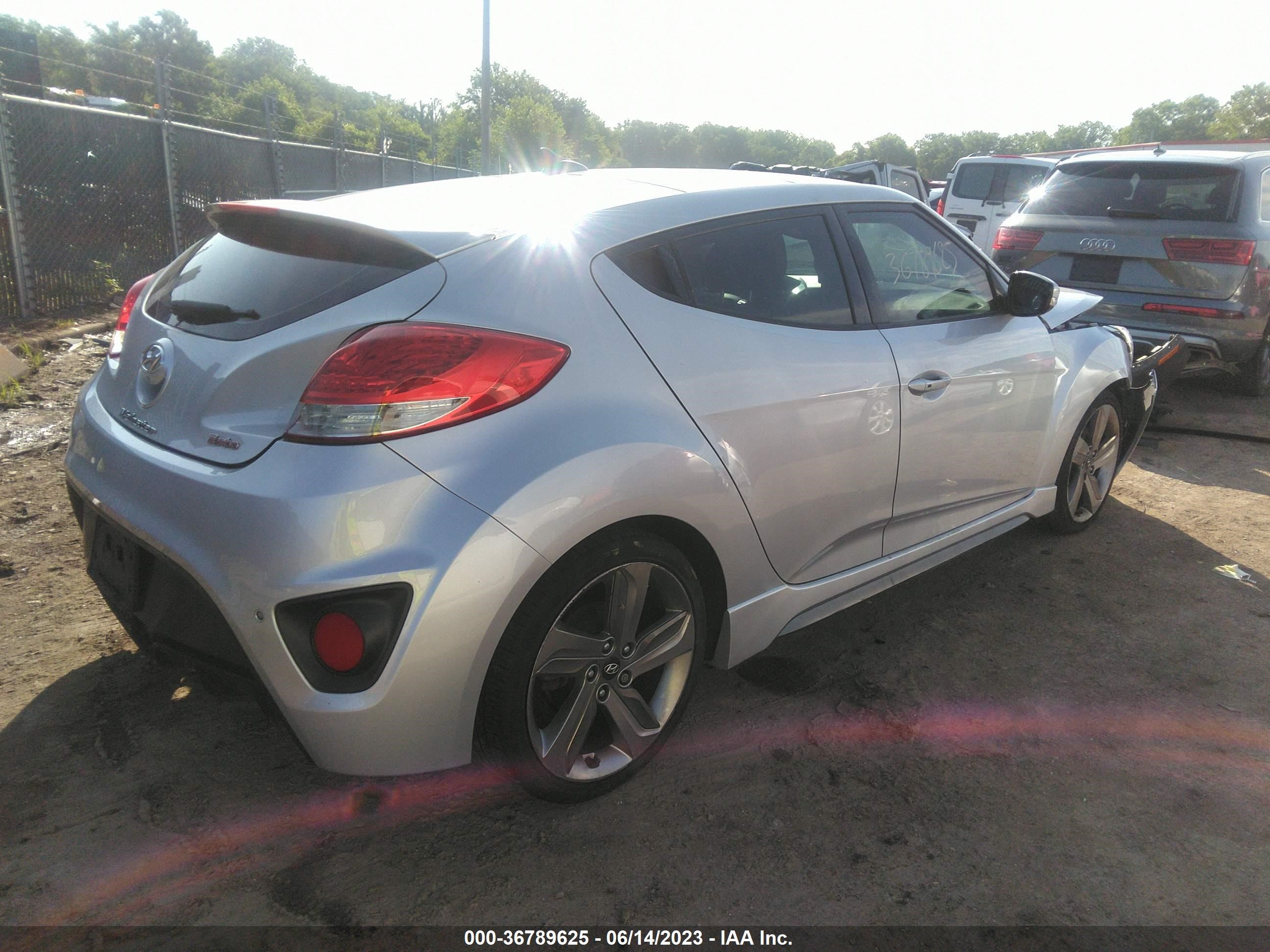 Photo 3 VIN: KMHTC6AE3DU150907 - HYUNDAI VELOSTER 