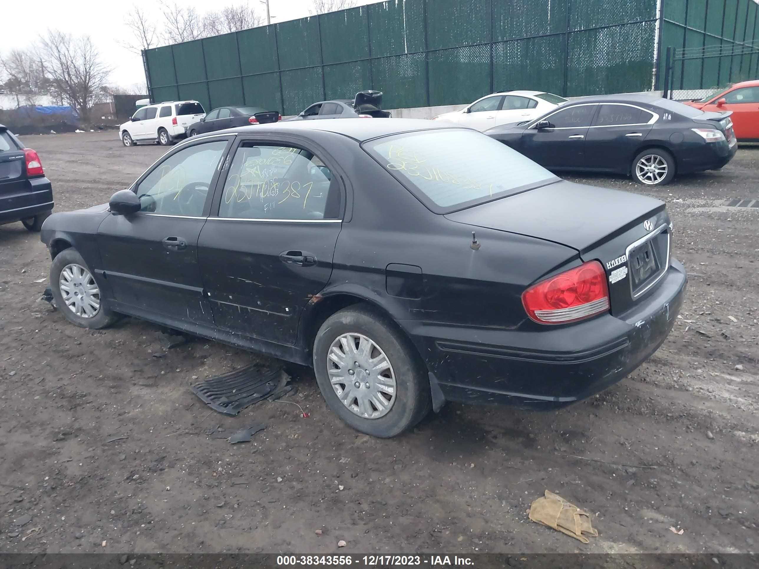 Photo 2 VIN: KMHWF25H05A121529 - HYUNDAI SONATA 