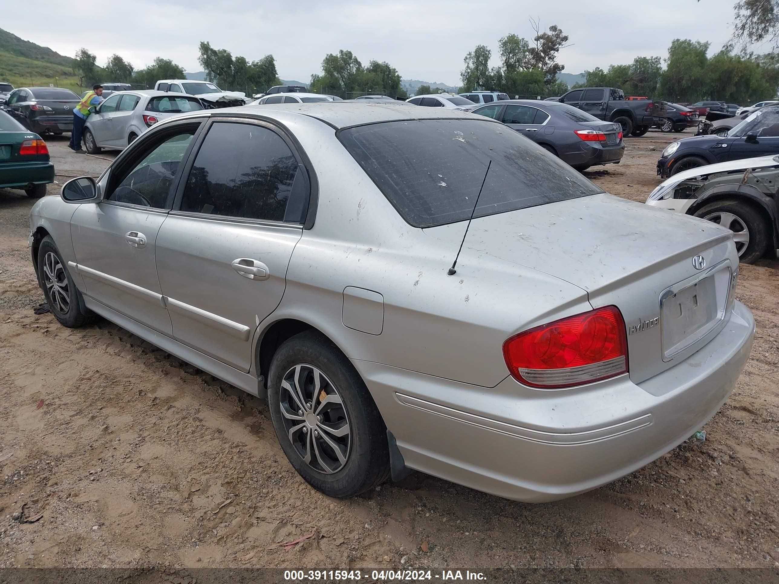 Photo 2 VIN: KMHWF25H53A761765 - HYUNDAI SONATA 