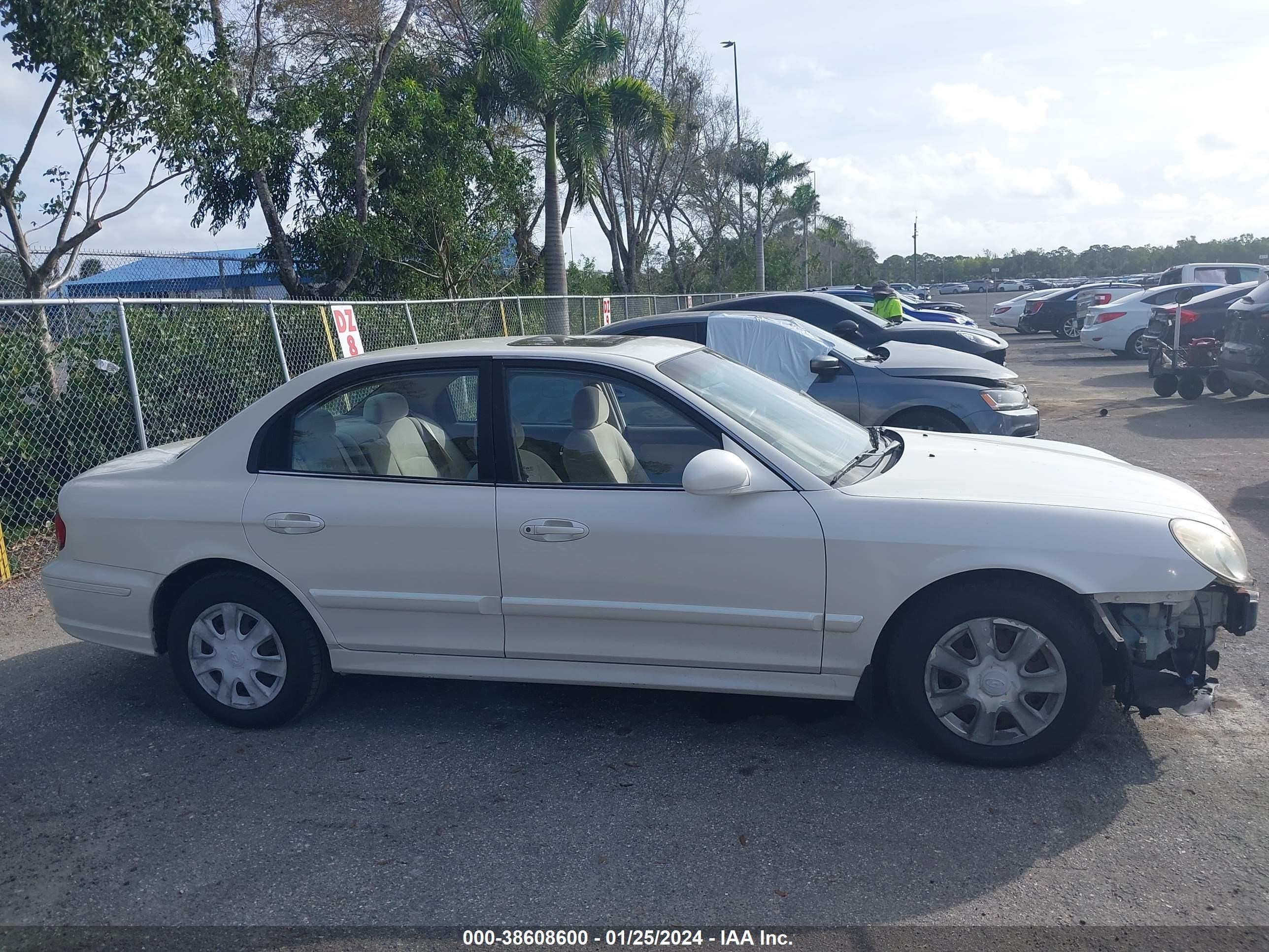 Photo 12 VIN: KMHWF25S94A010956 - HYUNDAI SONATA 