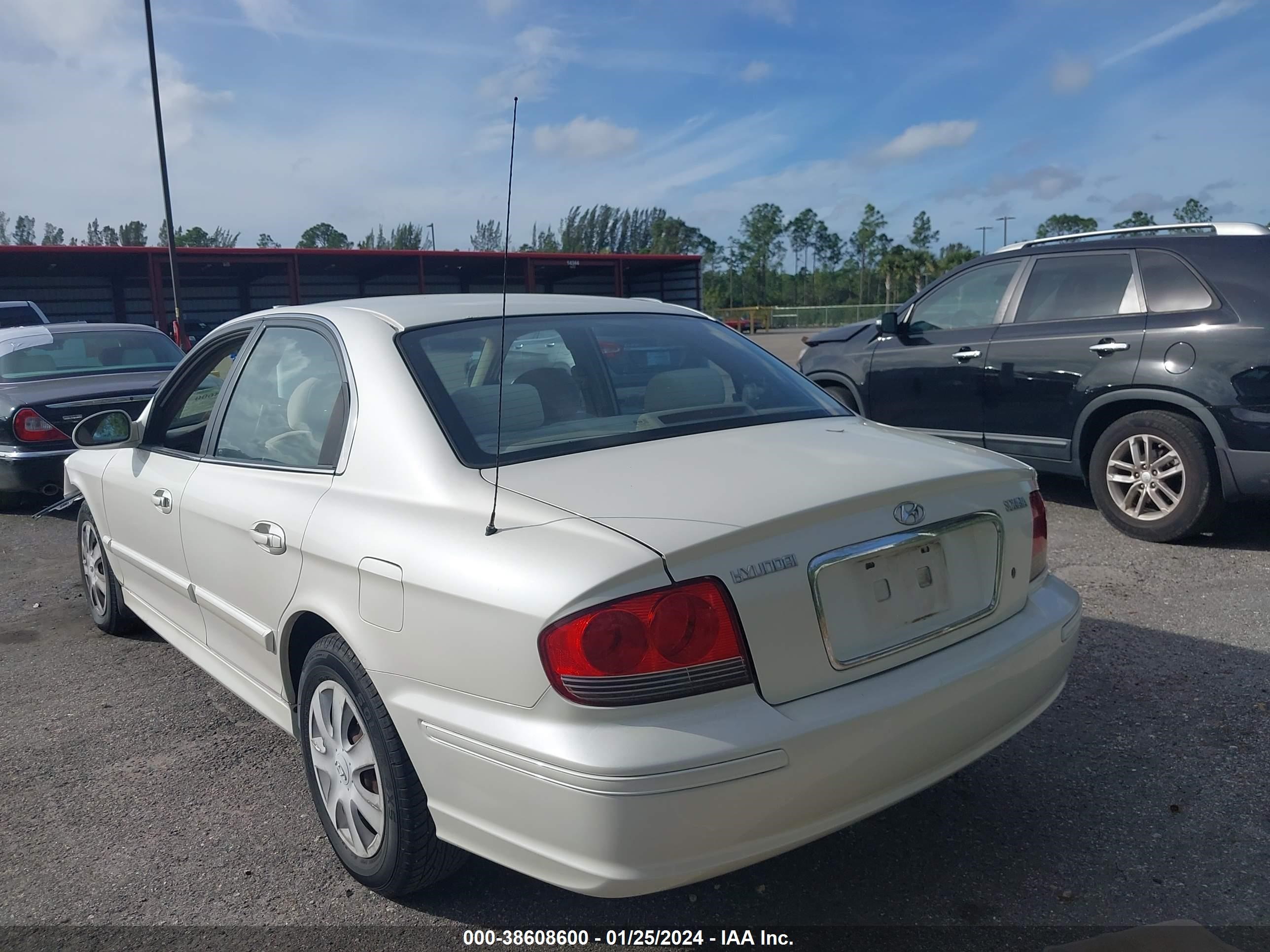 Photo 2 VIN: KMHWF25S94A010956 - HYUNDAI SONATA 