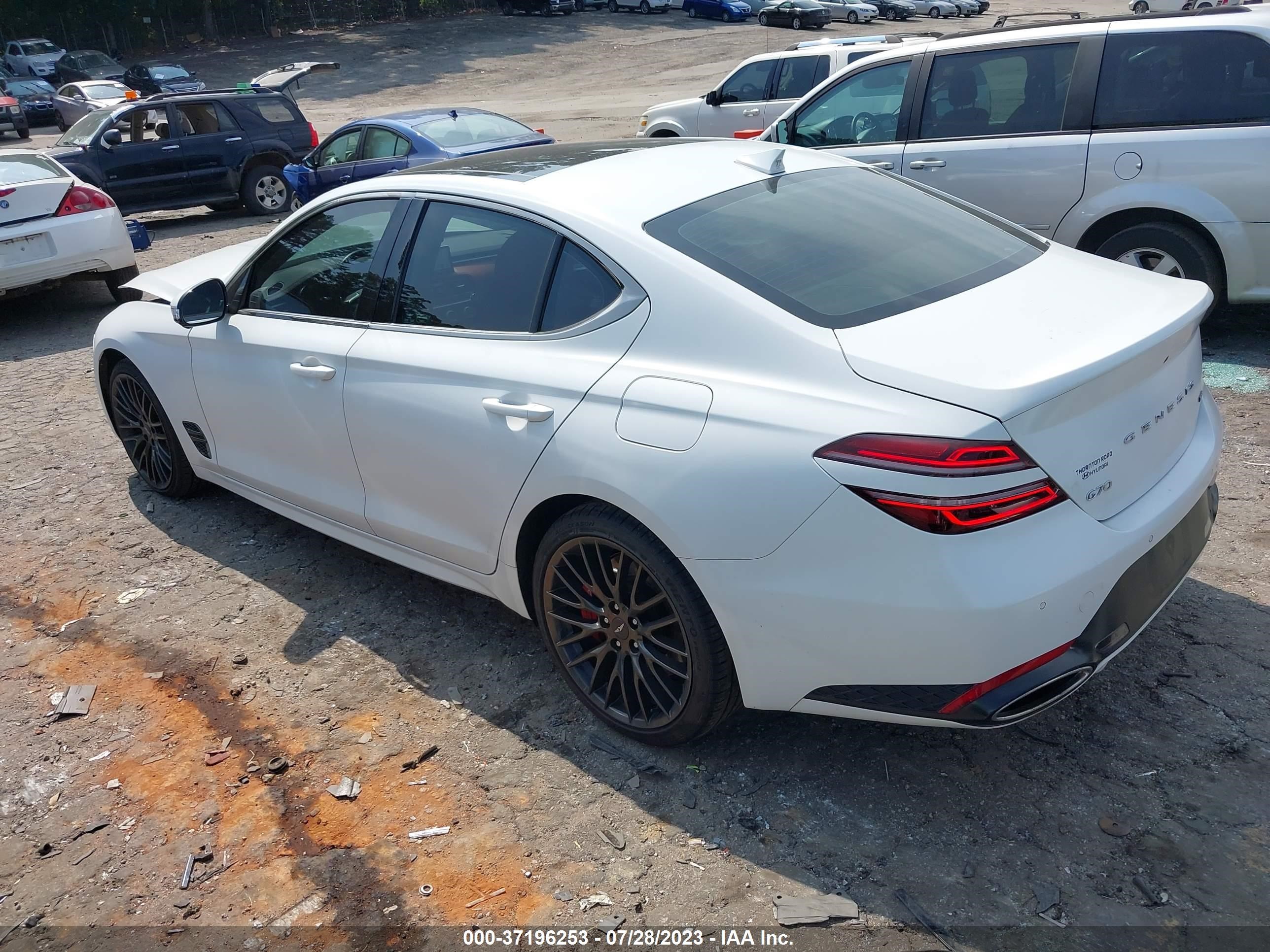 Photo 2 VIN: KMTG14TE3NU081104 - GENESIS G70 